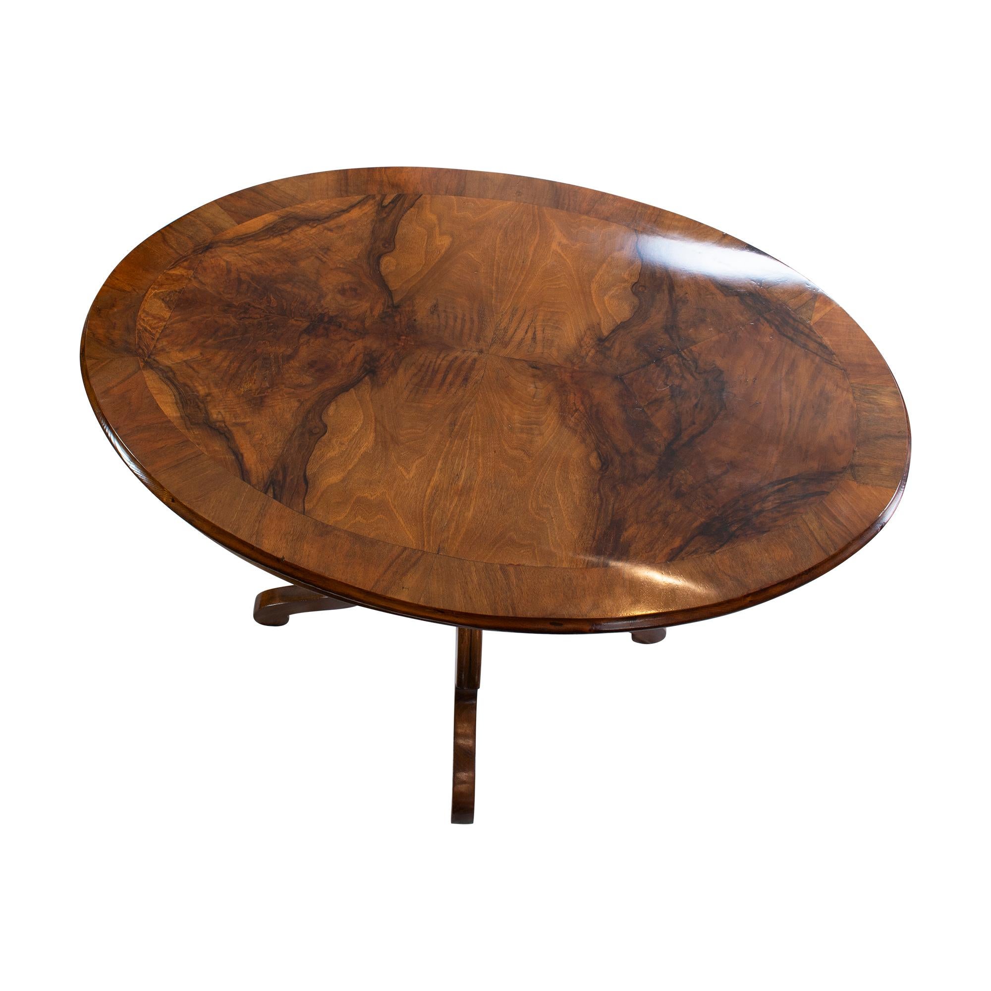 19th Century Walnut Oval Table For Sale 1