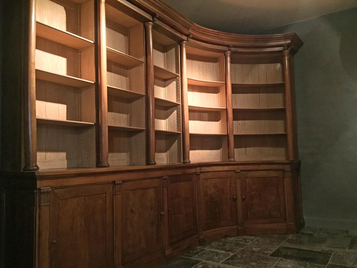 Hand-Crafted 19th Century Walnut Pair of Bookcases Boiserie de Bibliothèque For Sale