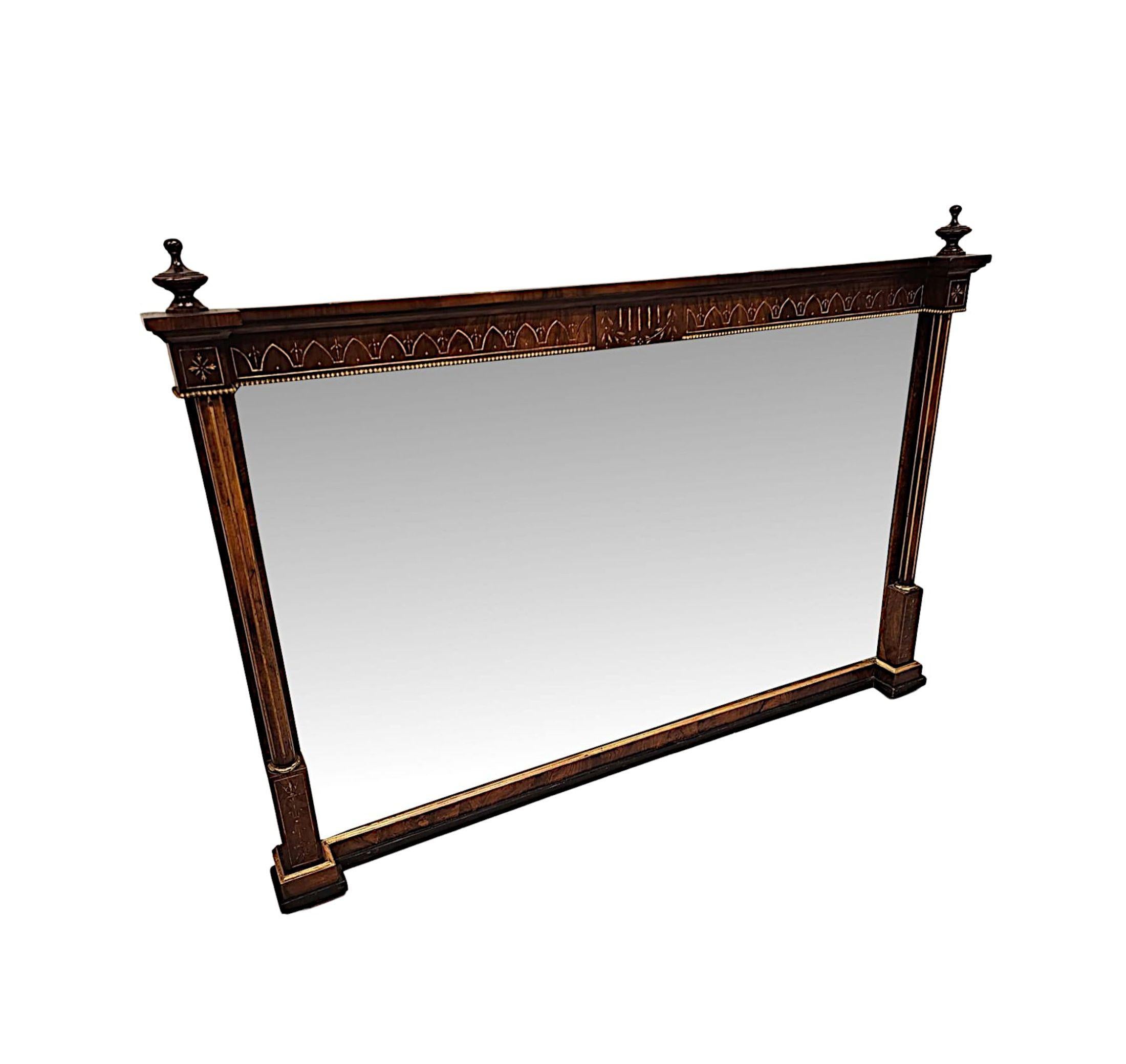 Un superbe et inhabituel miroir à trumeau en noyer richement patiné et doré, d'une qualité exceptionnelle, datant du 19e siècle.  La plaque de verre miroir de forme rectangulaire est placée dans un cadre en noyer finement sculpté à la main, mouluré