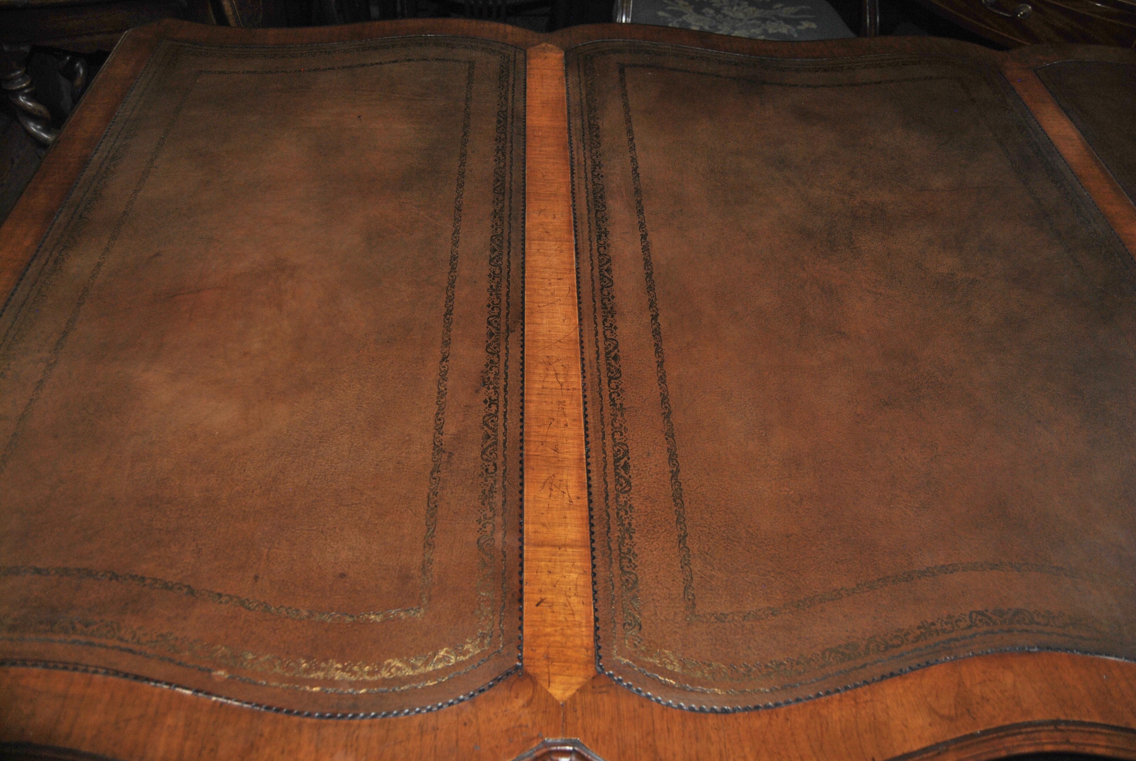 Partner-Schreibtisch aus Nussbaumholz aus dem 19. Jahrhundert im Angebot 3