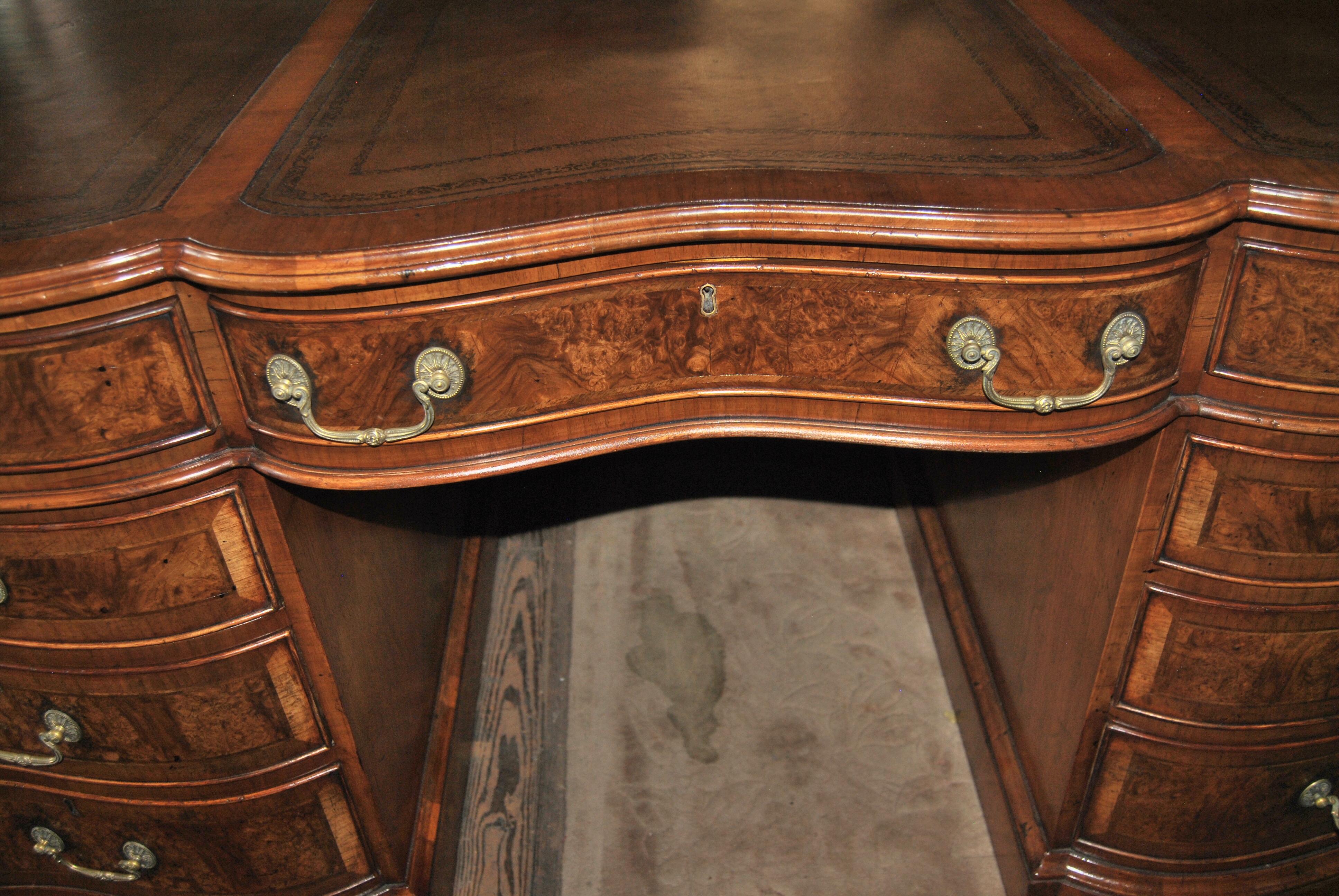Partner-Schreibtisch aus Nussbaumholz aus dem 19. Jahrhundert im Zustand „Gut“ im Angebot in Savannah, GA