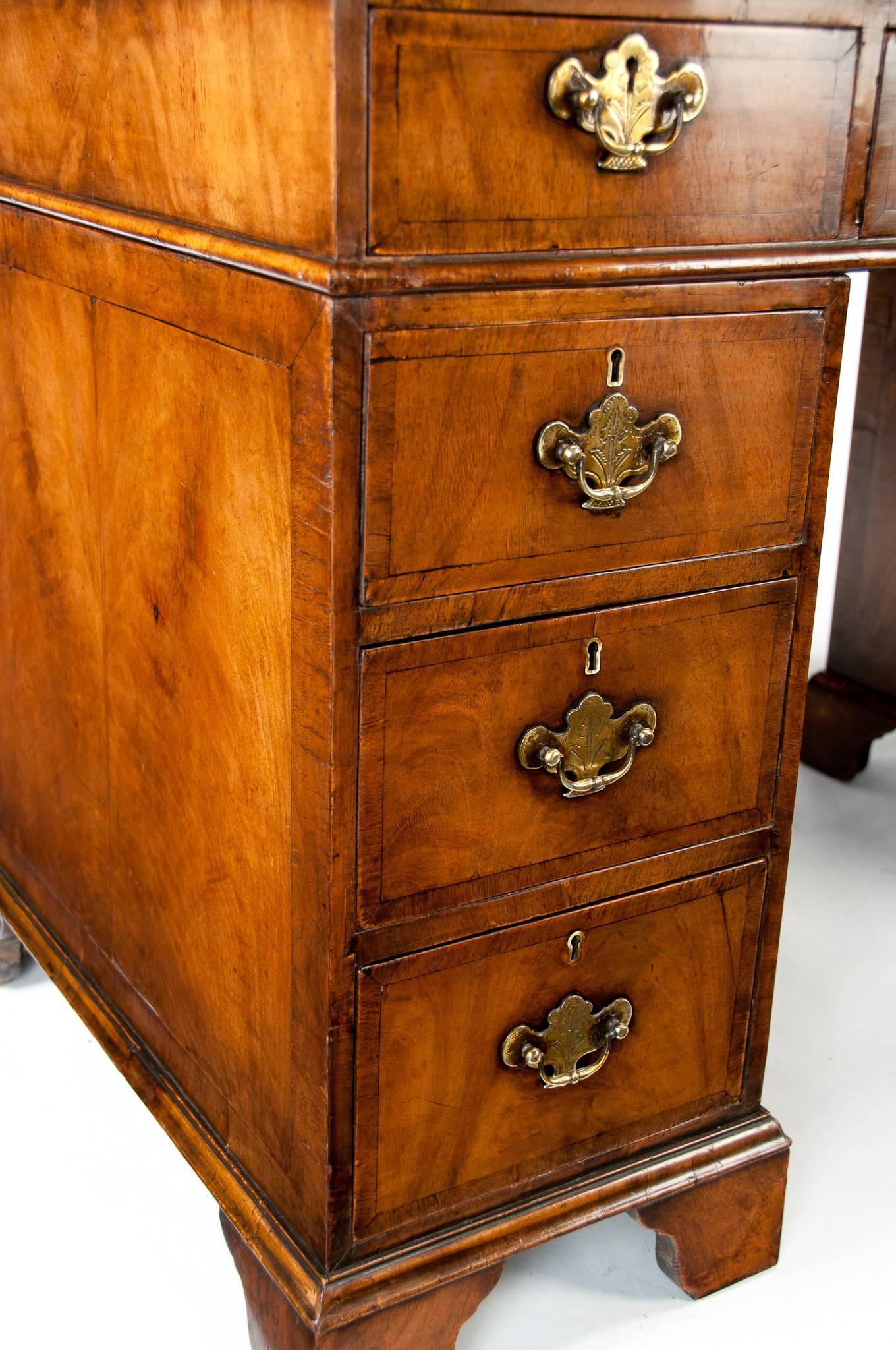 19th Century Walnut Pedestal Writing Desk In Excellent Condition In Benington, Herts