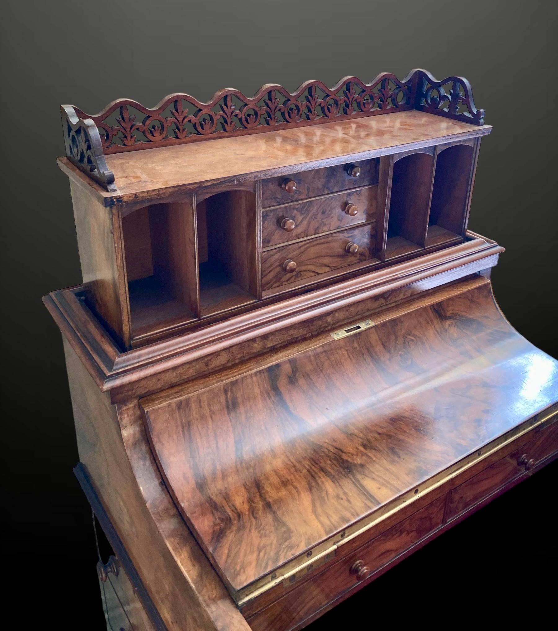 Un très beau bureau Davenport du 19e siècle.

Il est fourni avec l'encart d'écriture en cuir doré et toilé d'origine et repose sur une paire de pieds cabriole sculptés à la main.

Le bureau comporte de nombreux tiroirs de rangement, notamment sous