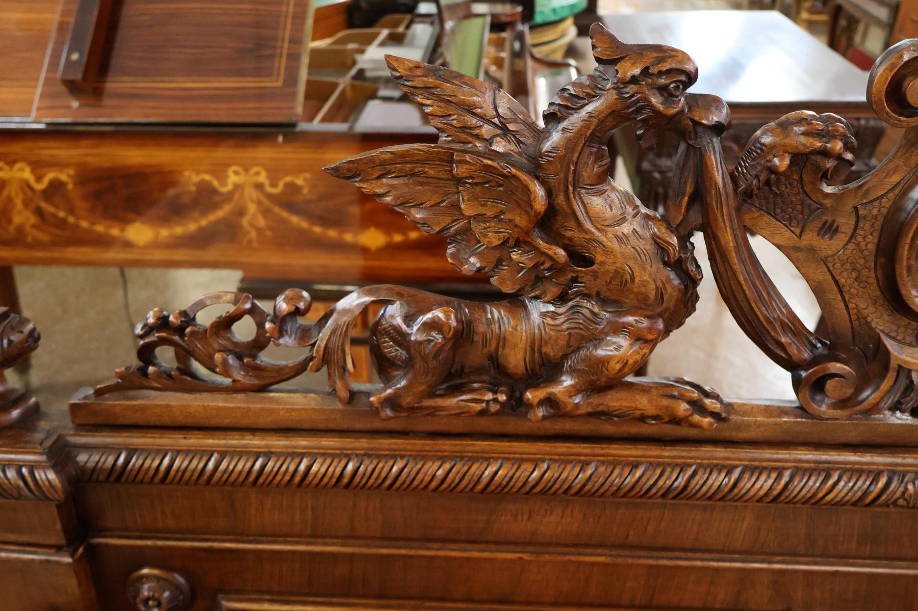 Siglo XIX Renacimiento del Nogal Banco de recibidor de nogal tallado Griffin en venta 2
