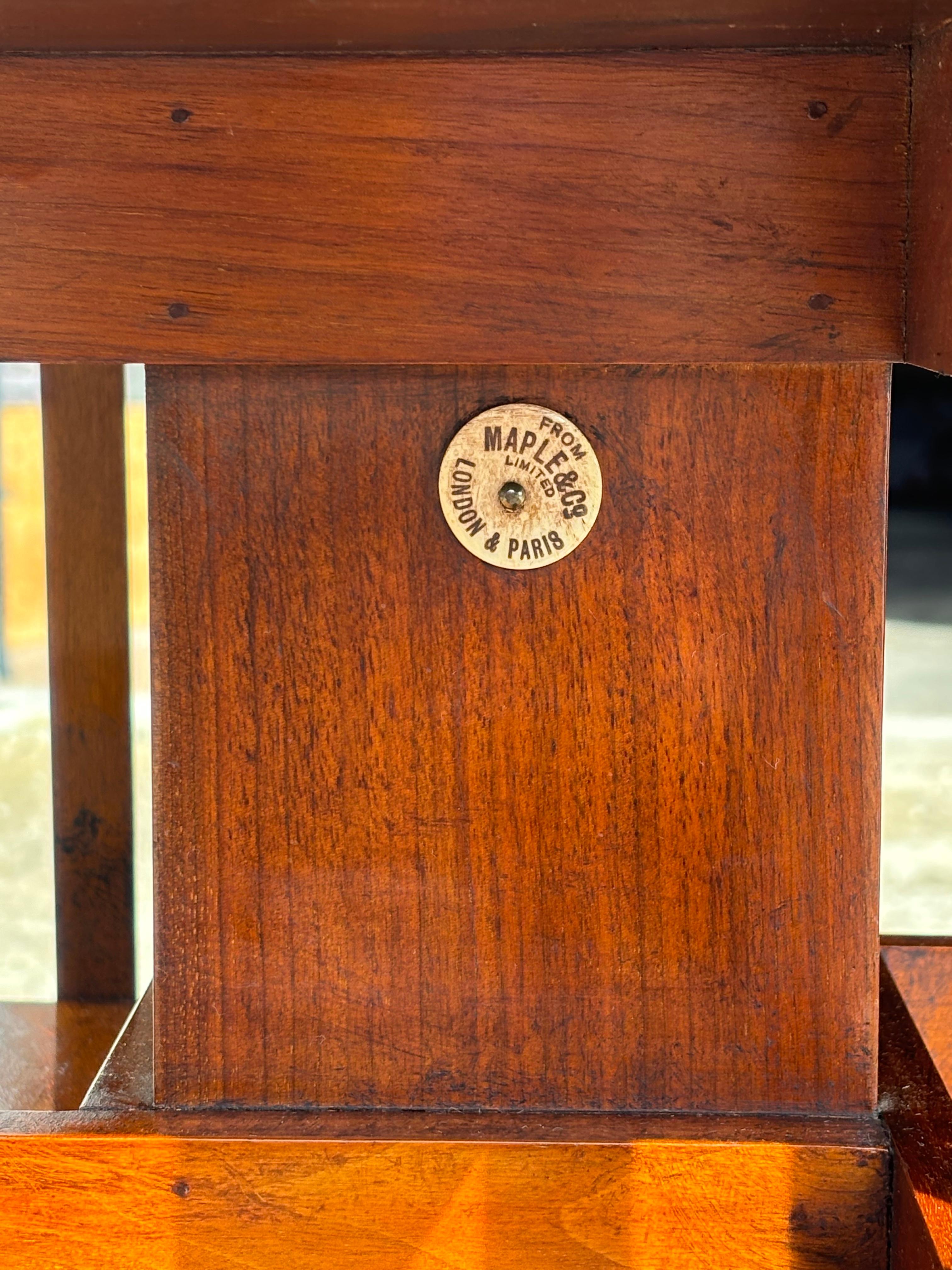 Drehbares Bücherregal aus Nussbaumholz von Maple & Co London Paris, 19. Jahrhundert im Zustand „Gut“ im Angebot in Petworth,West Sussex, GB
