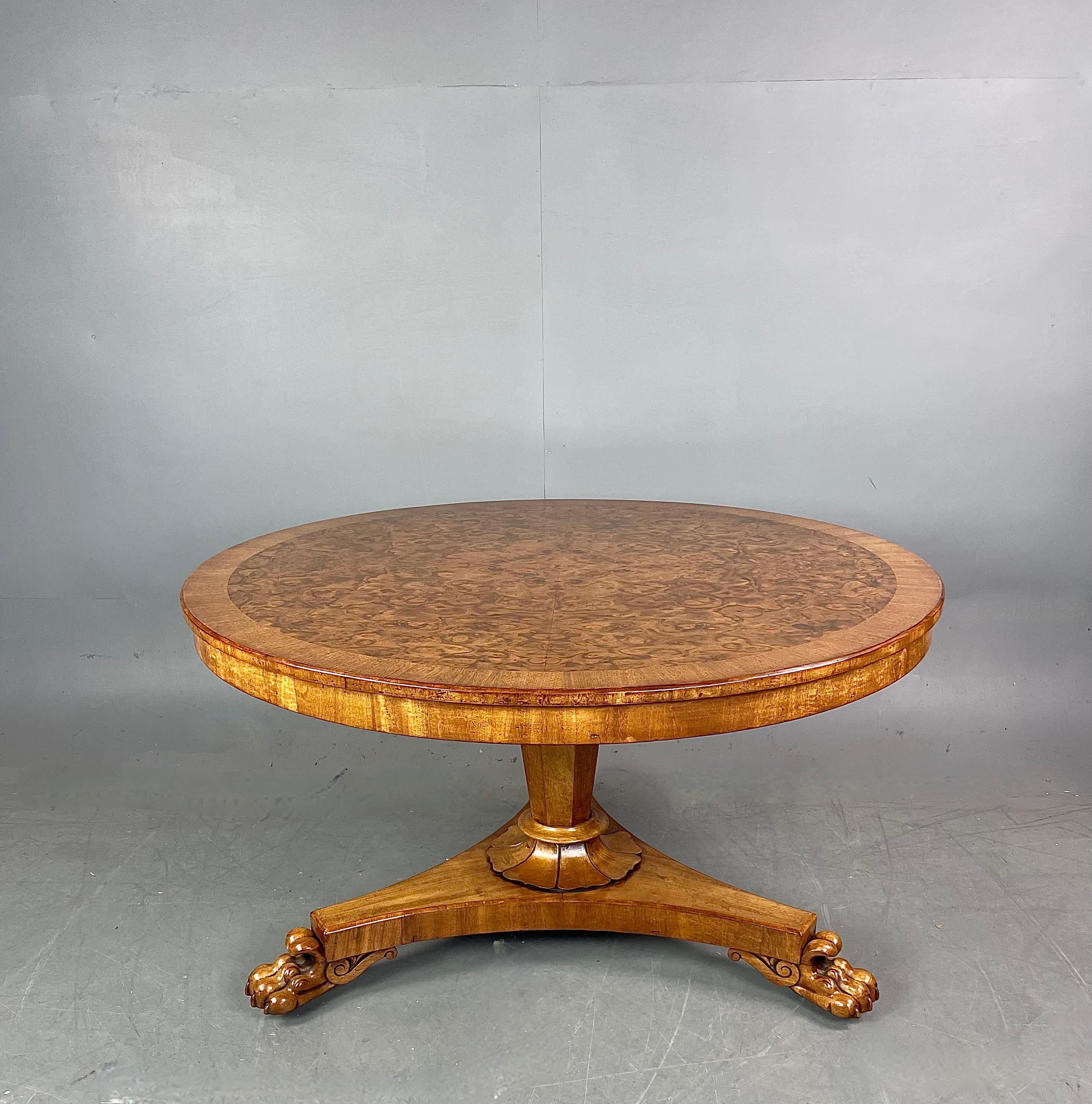 William IV 19th century walnut round  dining table 
