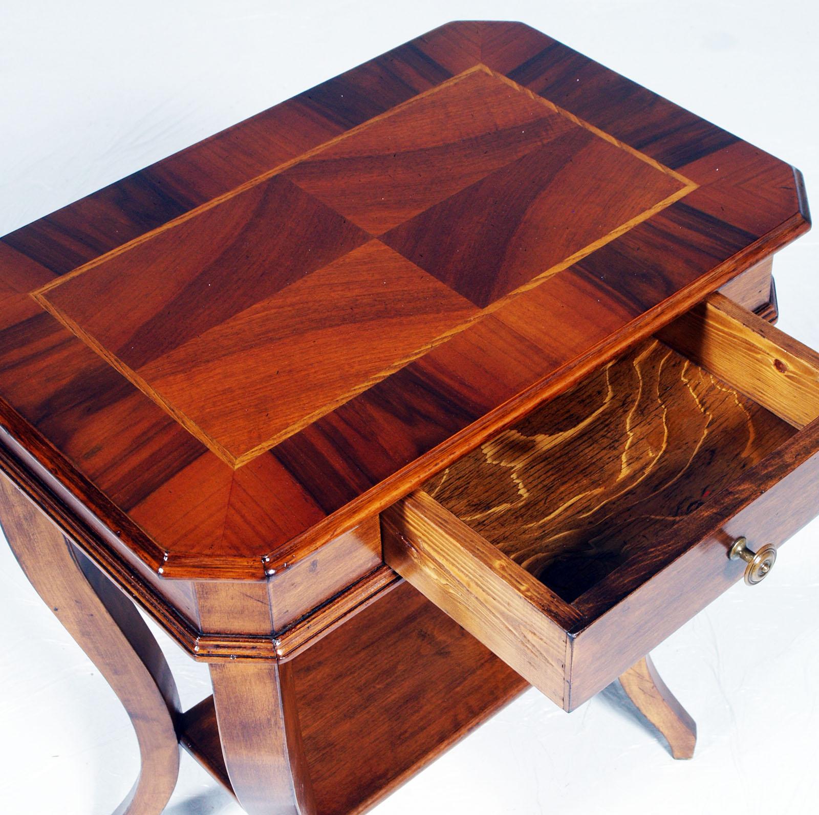Kleine Tischsäbelbeine im Louis-XV-Stil des 19. Jahrhunderts, aus Nussbaum, Walnussfurnierplatte  (Italienisch) im Angebot