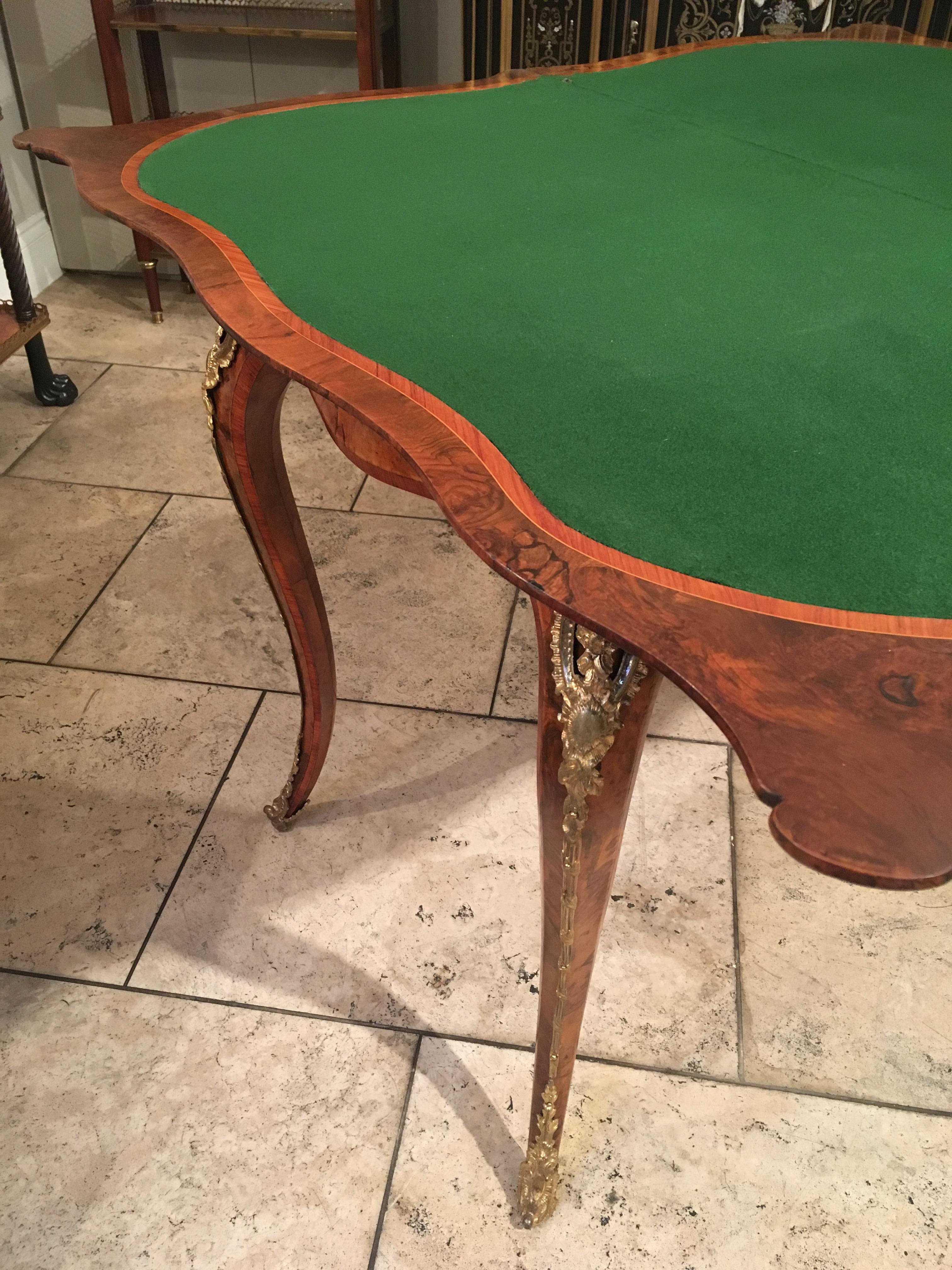 19th Century Walnut Serpentine Card Table Firmly Attributed to Gillows For Sale 5