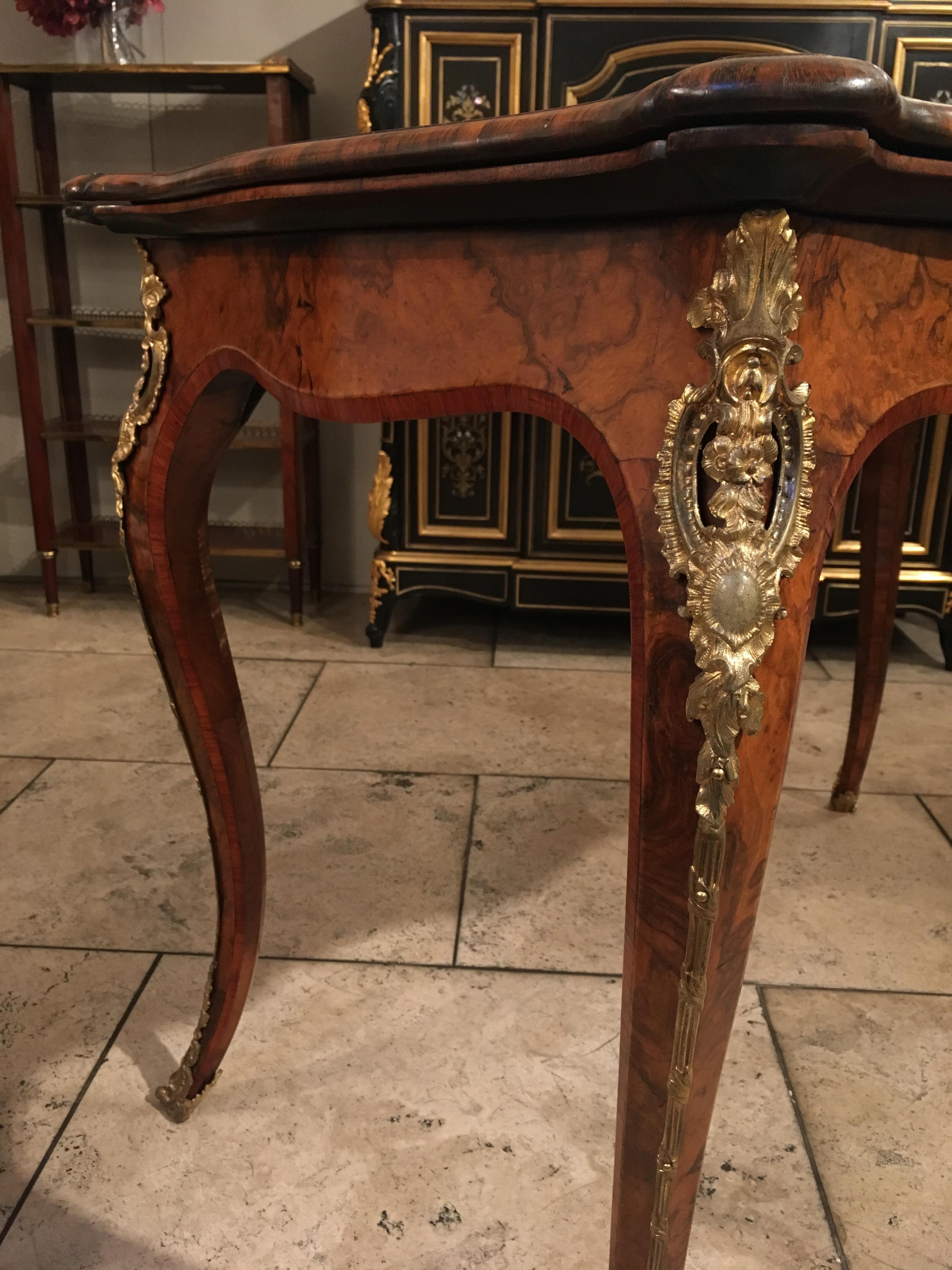 19th Century Walnut Serpentine Card Table Firmly Attributed to Gillows In Good Condition For Sale In London, GB