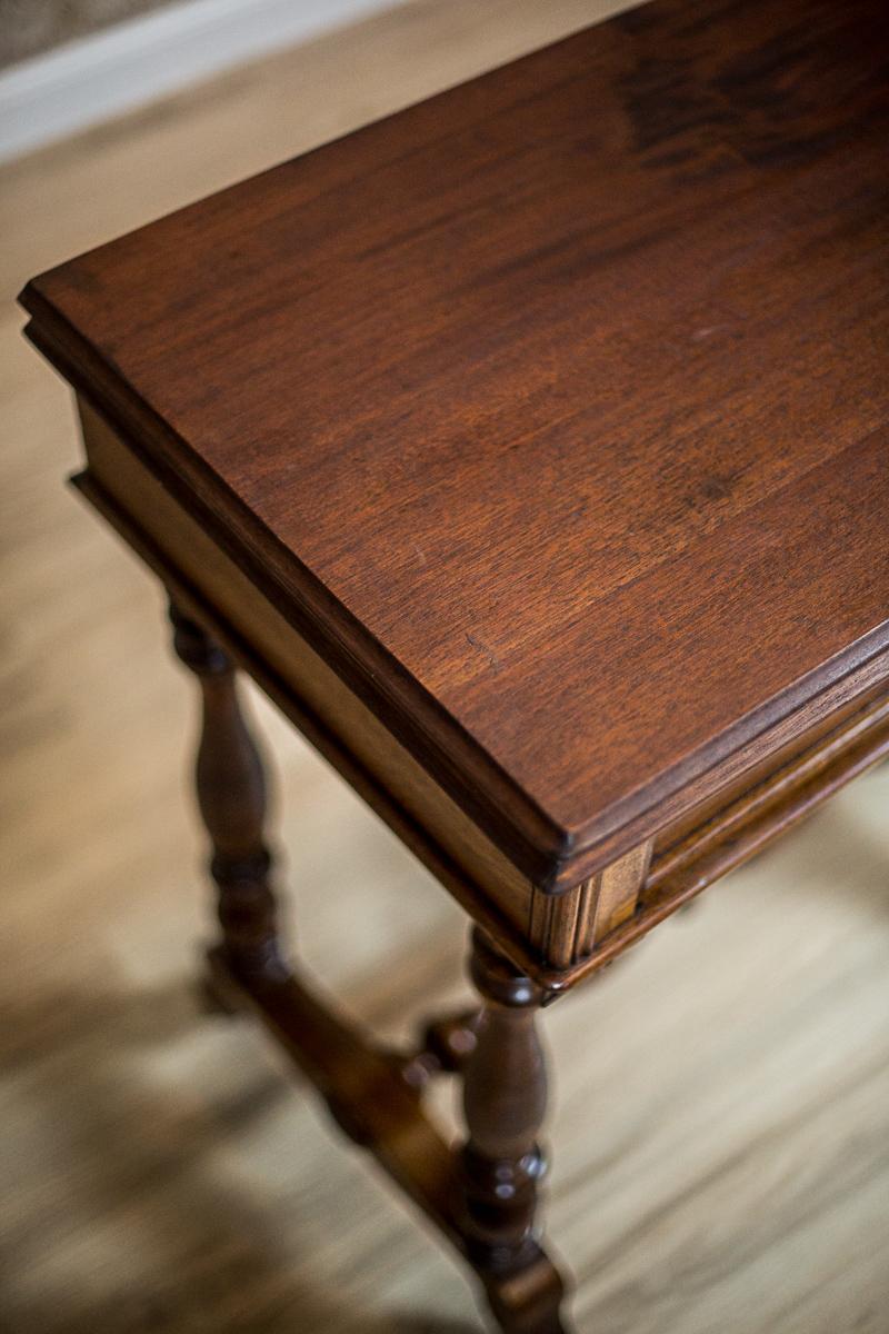 Seidentisch oder Kartentisch aus Nussbaumholz, 19. Jahrhundert 5