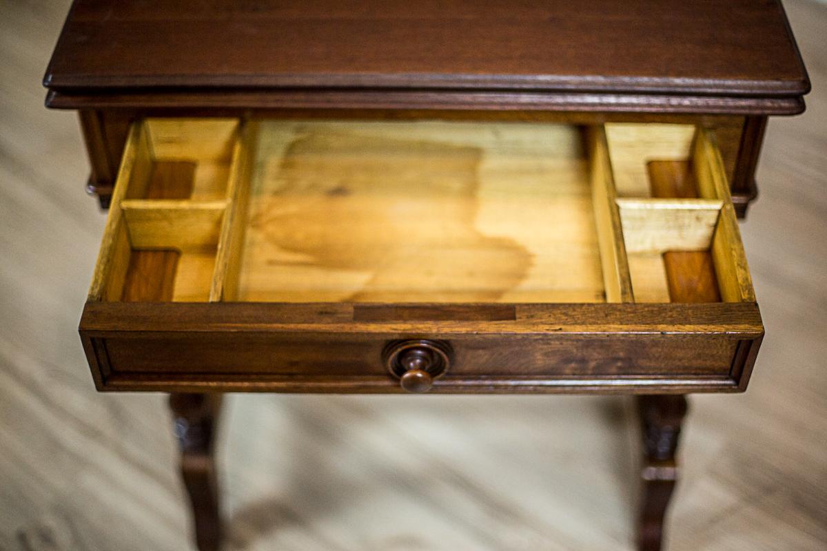 Seidentisch oder Kartentisch aus Nussbaumholz, 19. Jahrhundert im Zustand „Gut“ in Opole, PL