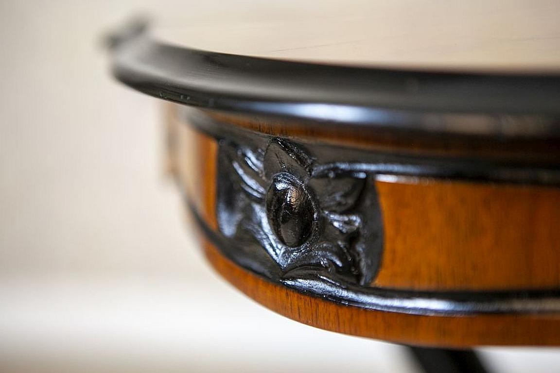 Table d'appoint marron clair en noyer du XIXe siècle avec plateau en placage en vente 5