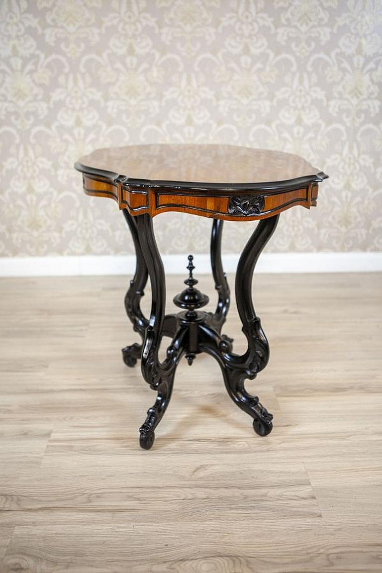 Européen Table d'appoint marron clair en noyer du XIXe siècle avec plateau en placage en vente