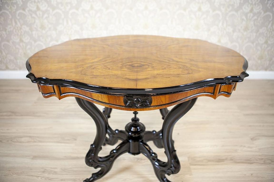 Table d'appoint marron clair en noyer du XIXe siècle avec plateau en placage Bon état - En vente à Opole, PL