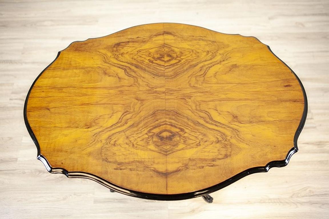 Noyer Table d'appoint marron clair en noyer du XIXe siècle avec plateau en placage en vente