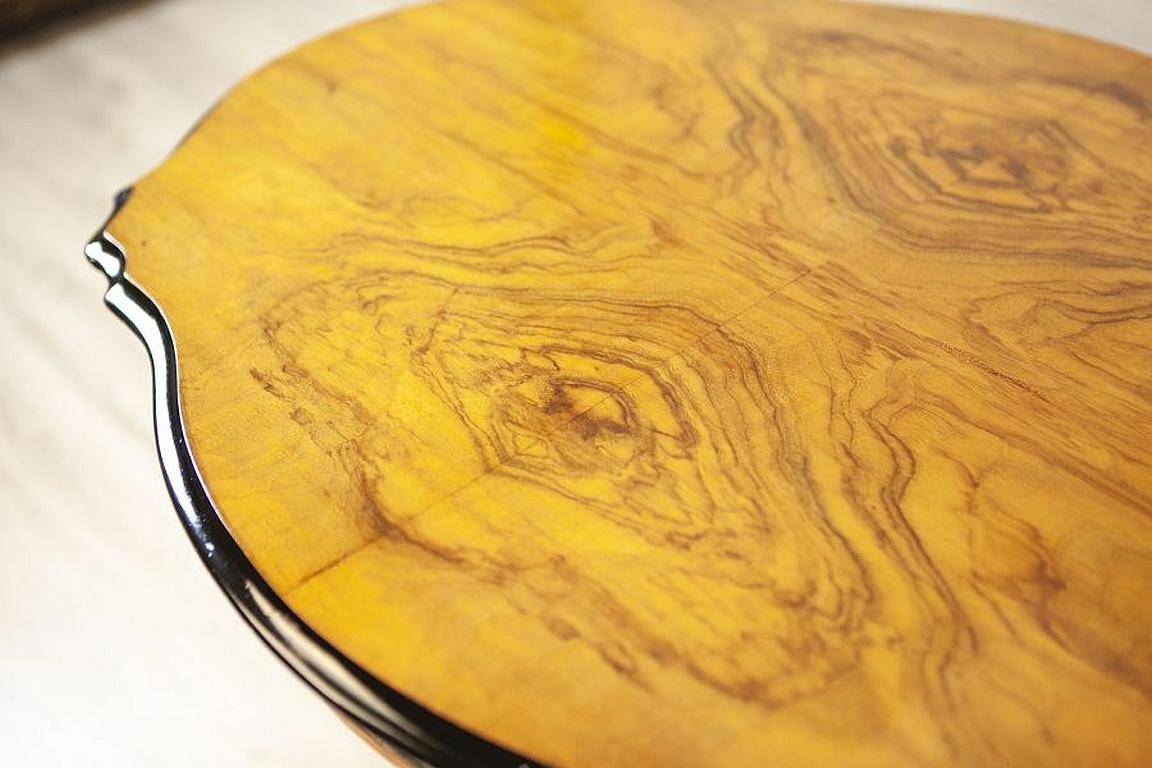 Table d'appoint marron clair en noyer du XIXe siècle avec plateau en placage en vente 1