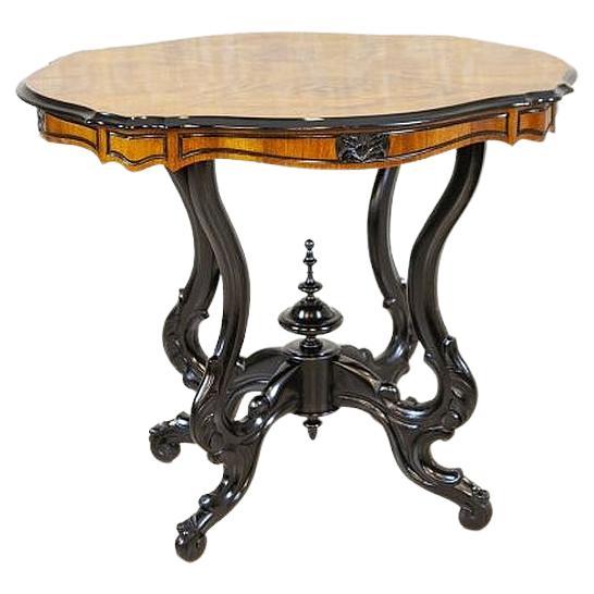 Table d'appoint marron clair en noyer du XIXe siècle avec plateau en placage en vente