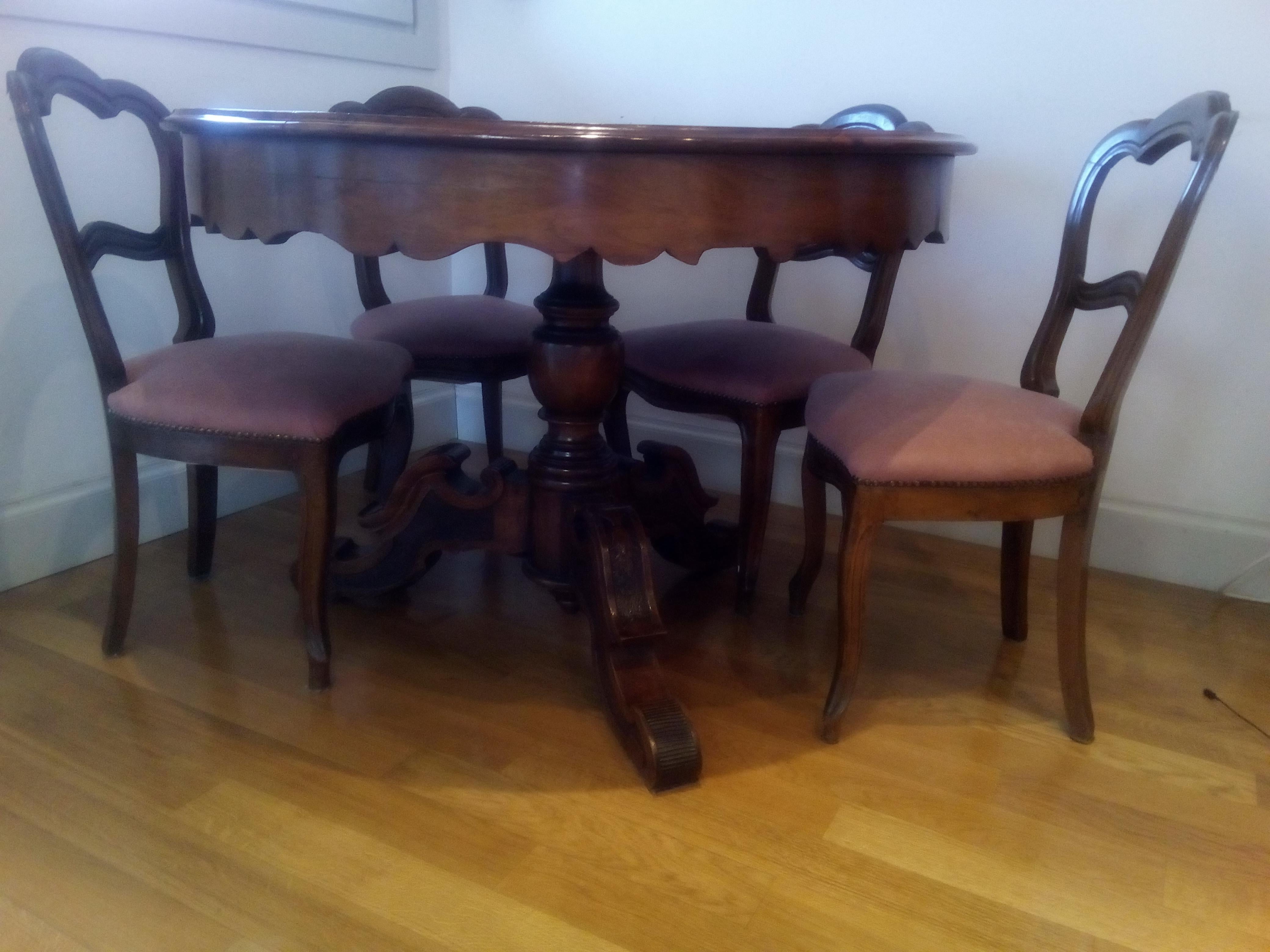 19th Century Walnut Table and Chairs Louis Philippe dining room set im Angebot 1