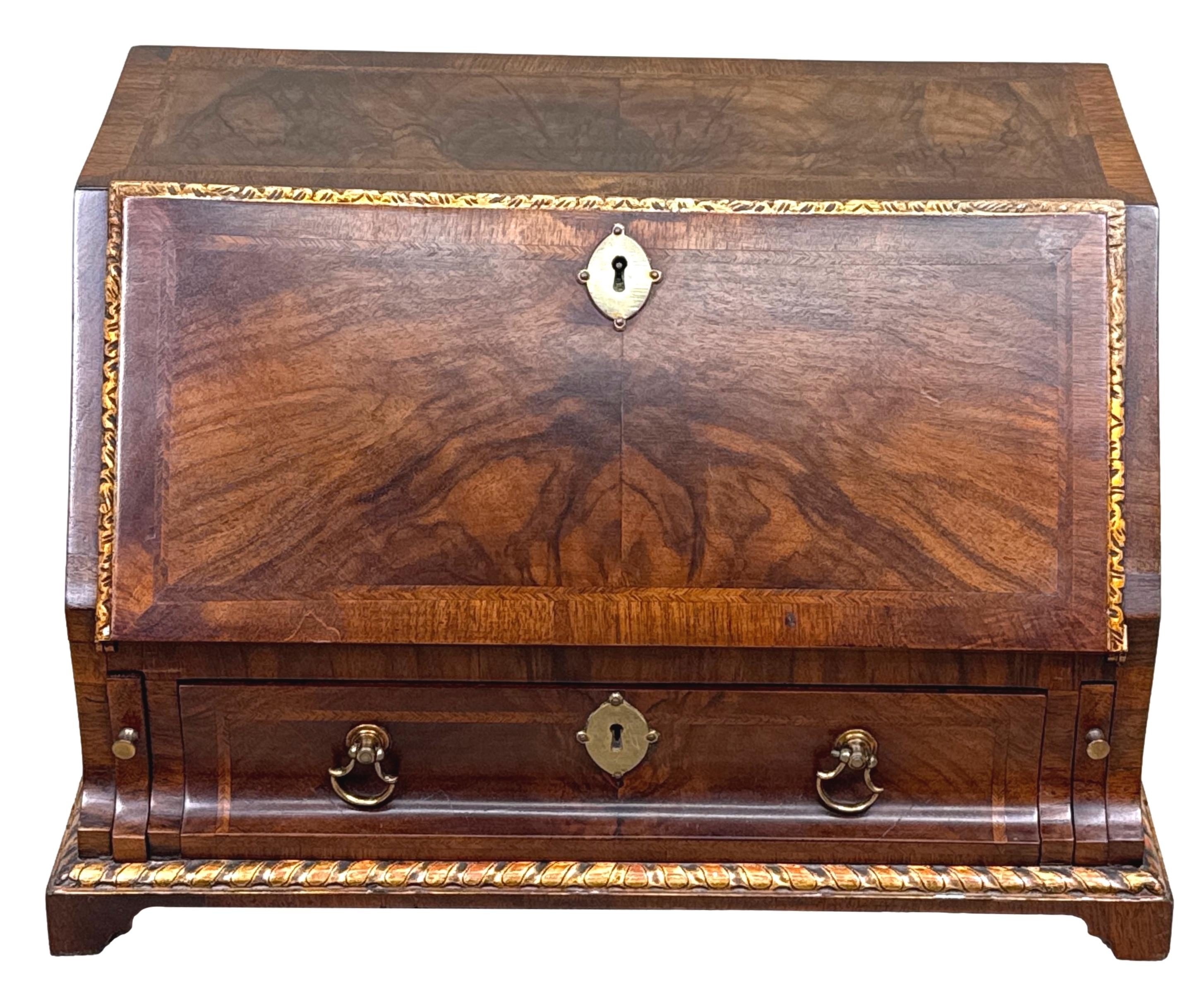 Siglo XIX Mesa de nogal de tamaño infantil Bureau en venta 3
