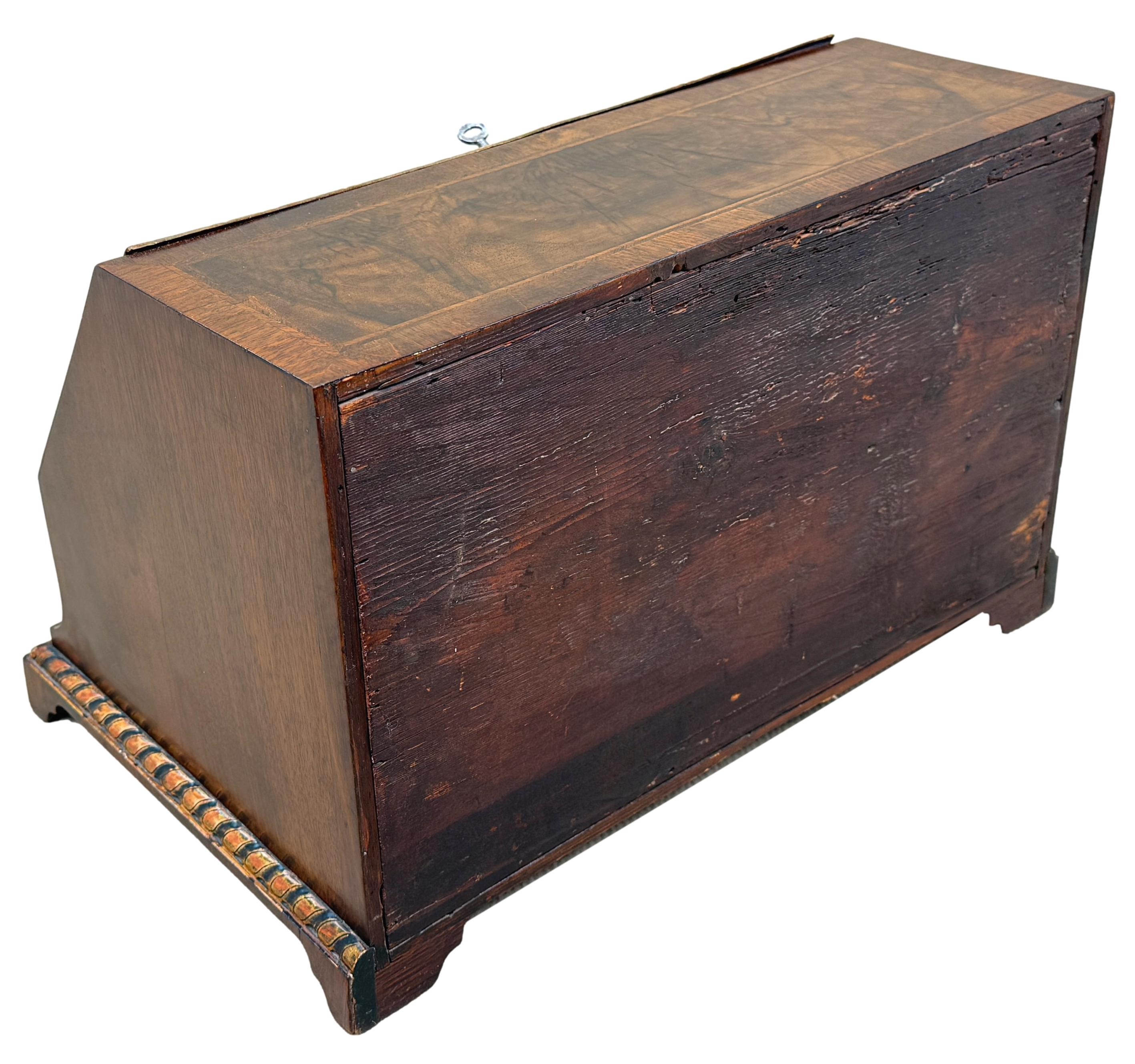 Siglo XIX Mesa de nogal de tamaño infantil Bureau en venta 5