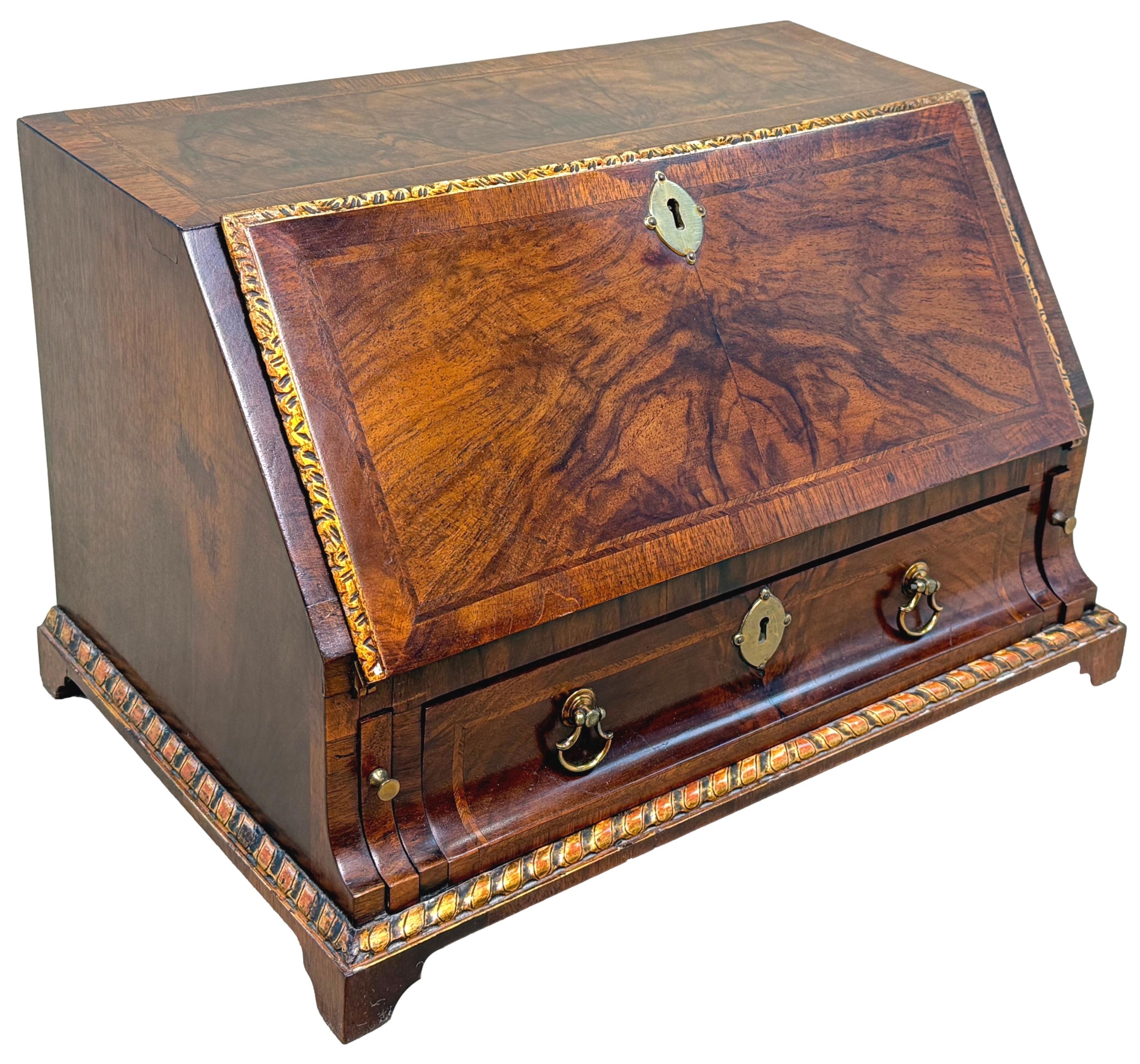 Siglo XIX Mesa de nogal de tamaño infantil Bureau en venta 6