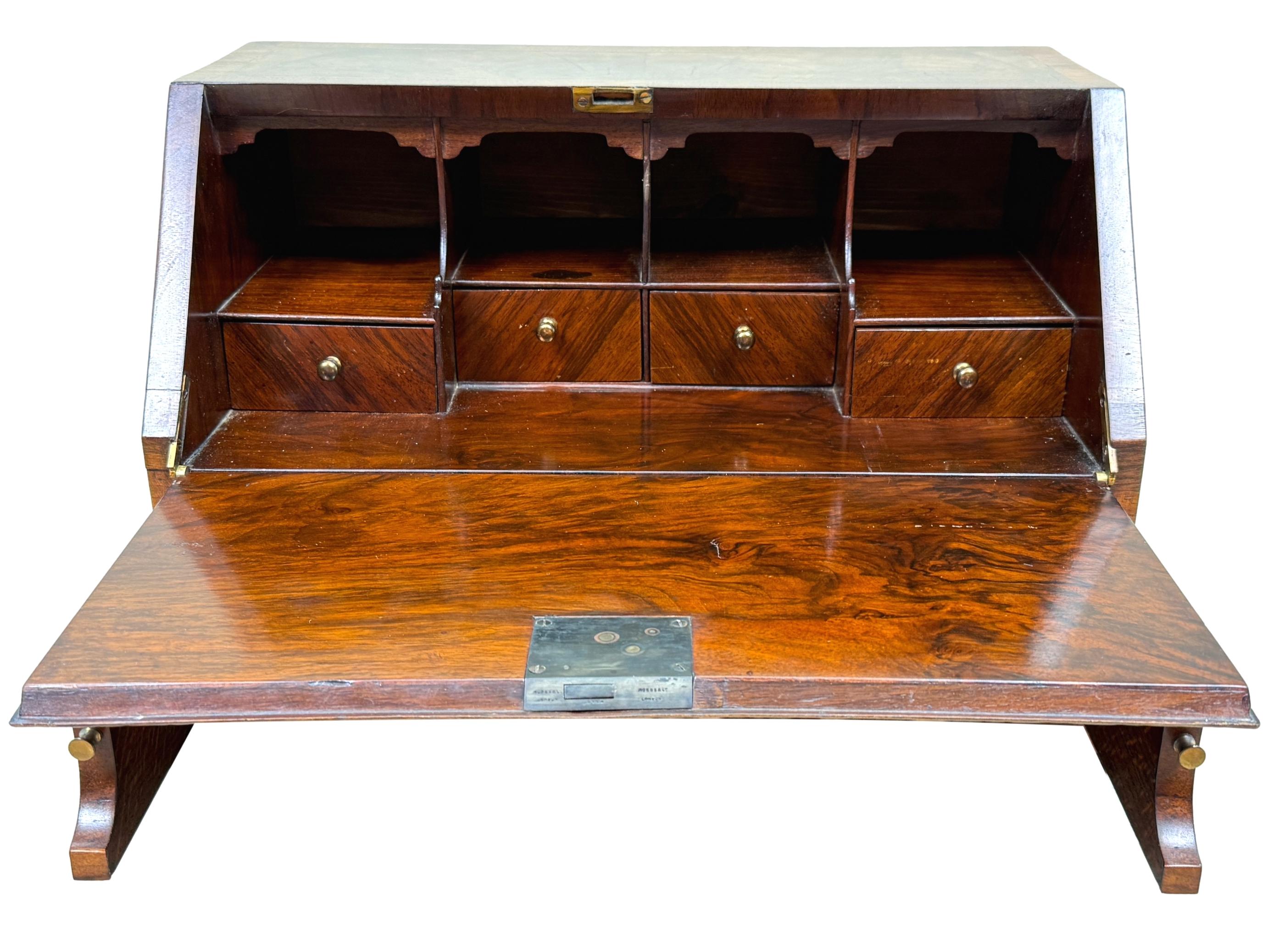 Mesa de nogal de muy buena calidad y muy atractiva de finales del siglo XIX, o de tamaño infantil, de estilo georgiano del siglo XVIII, con una atractiva decoración de molduras de Gil en toda su superficie y un frente de caída magníficamente