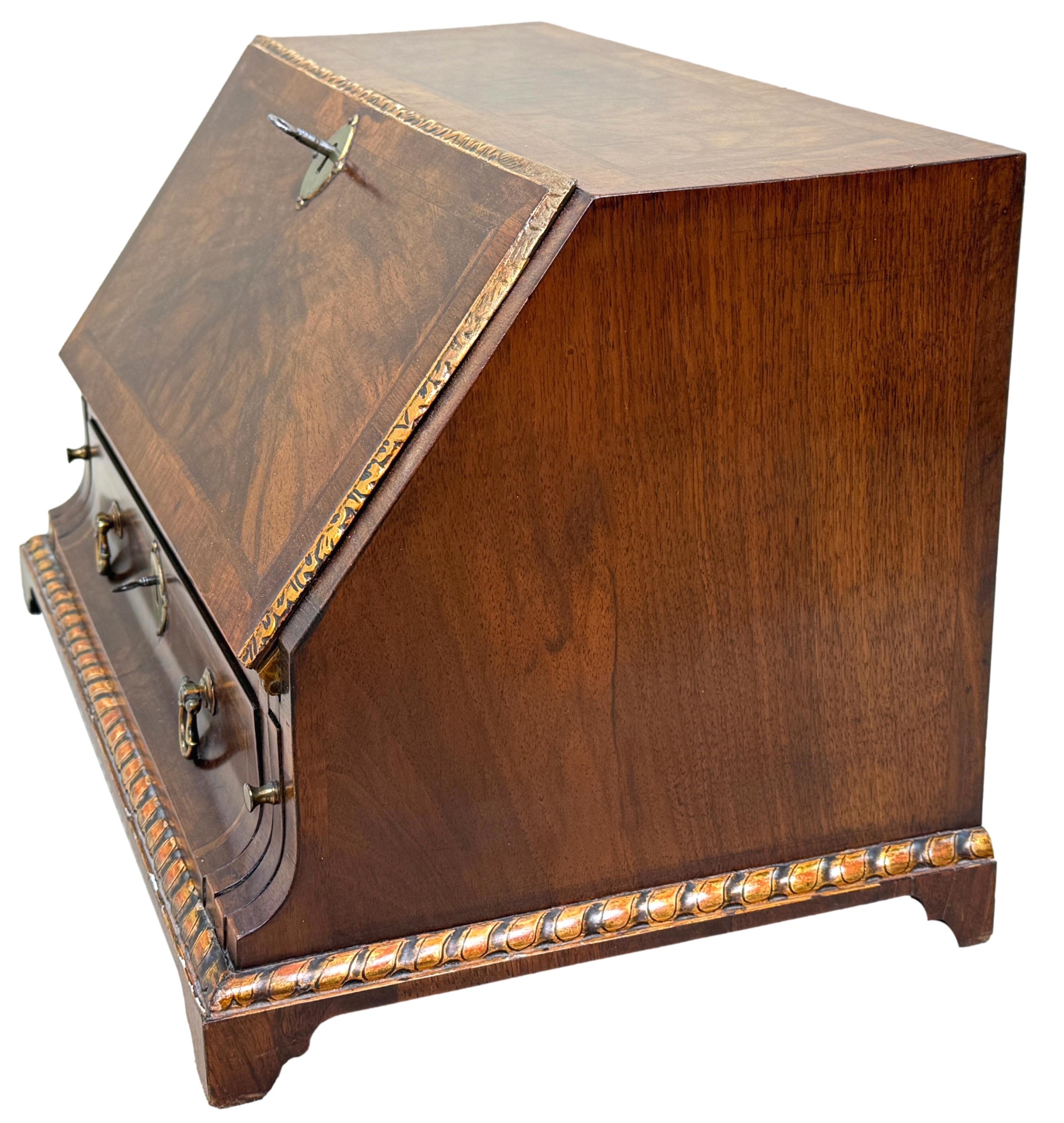 Siglo XIX Mesa de nogal de tamaño infantil Bureau Georgiano en venta