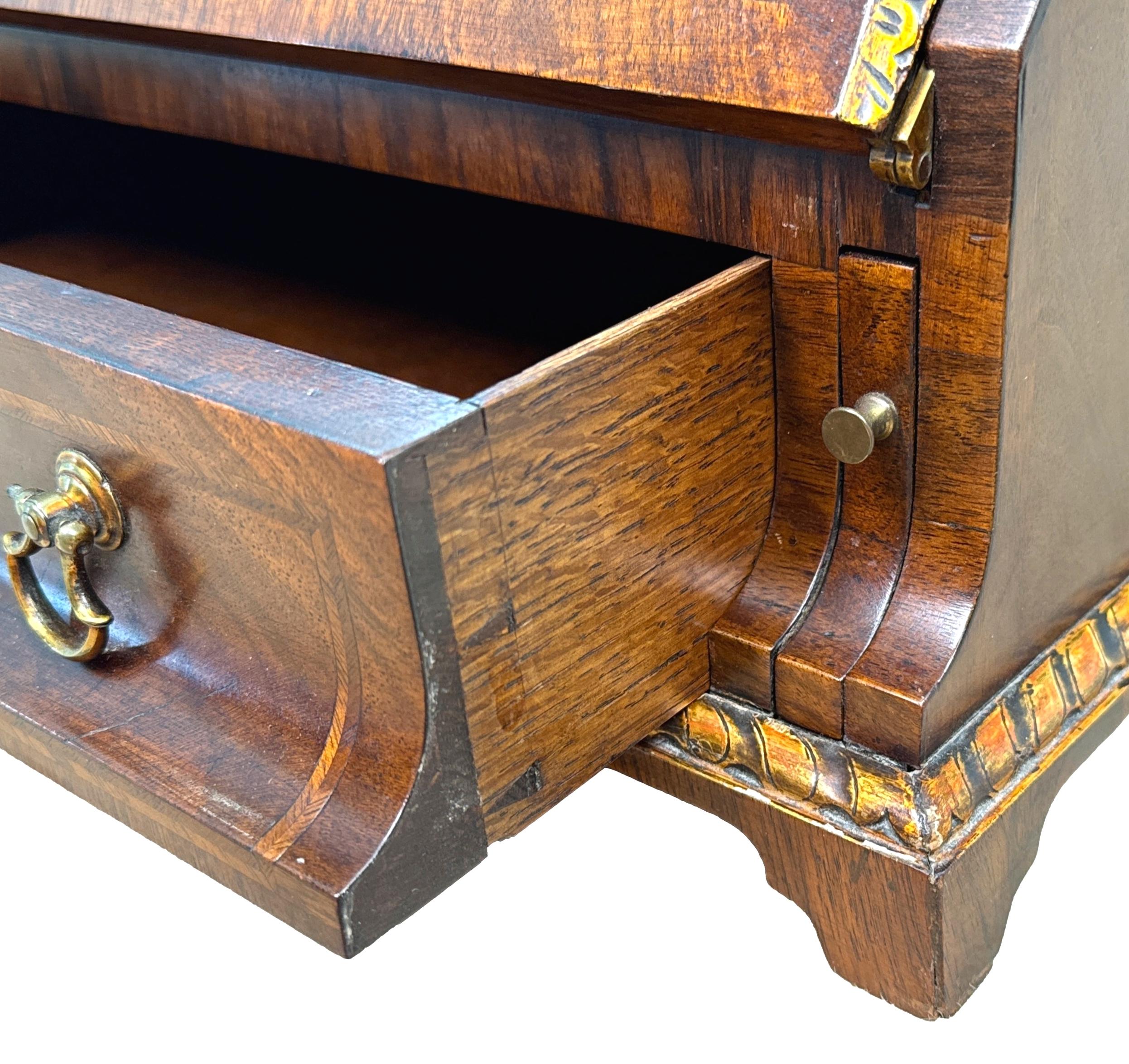 Siglo XIX Mesa de nogal de tamaño infantil Bureau en Bueno estado para la venta en Bedfordshire, GB