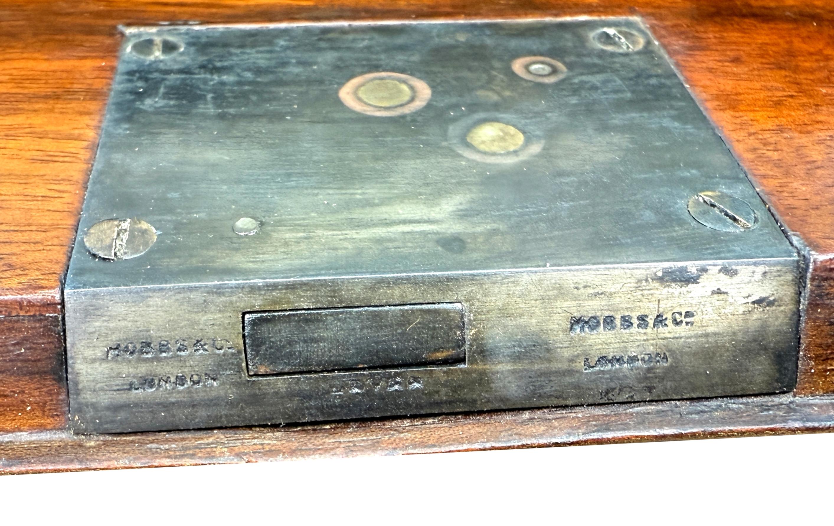 Siglo XIX Mesa de nogal de tamaño infantil Bureau en venta 1
