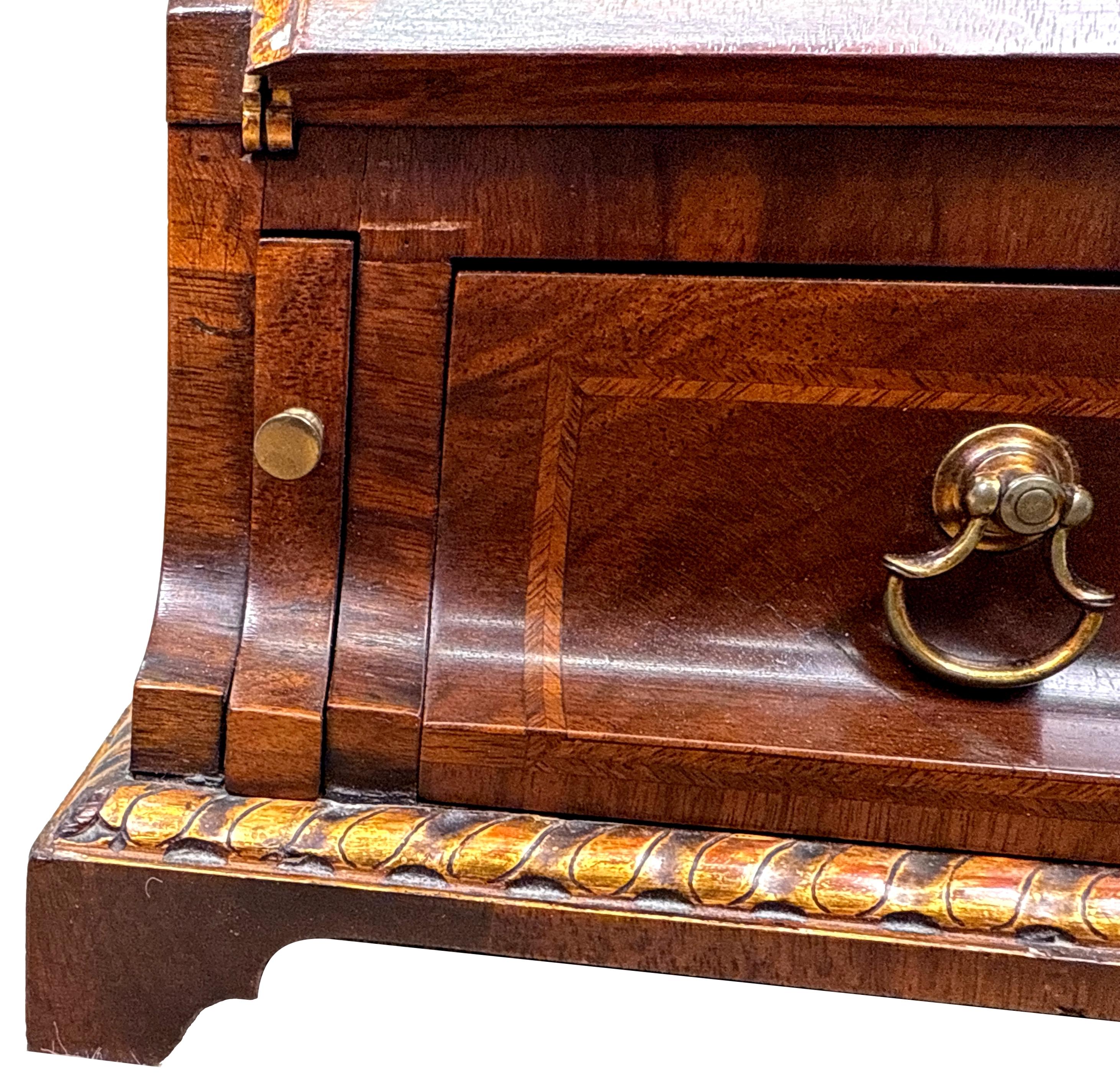 Siglo XIX Mesa de nogal de tamaño infantil Bureau en venta 2