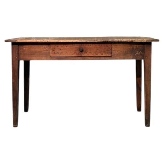 Table en noyer du XIXe siècle avec plateau en une seule planche et tiroir décoré