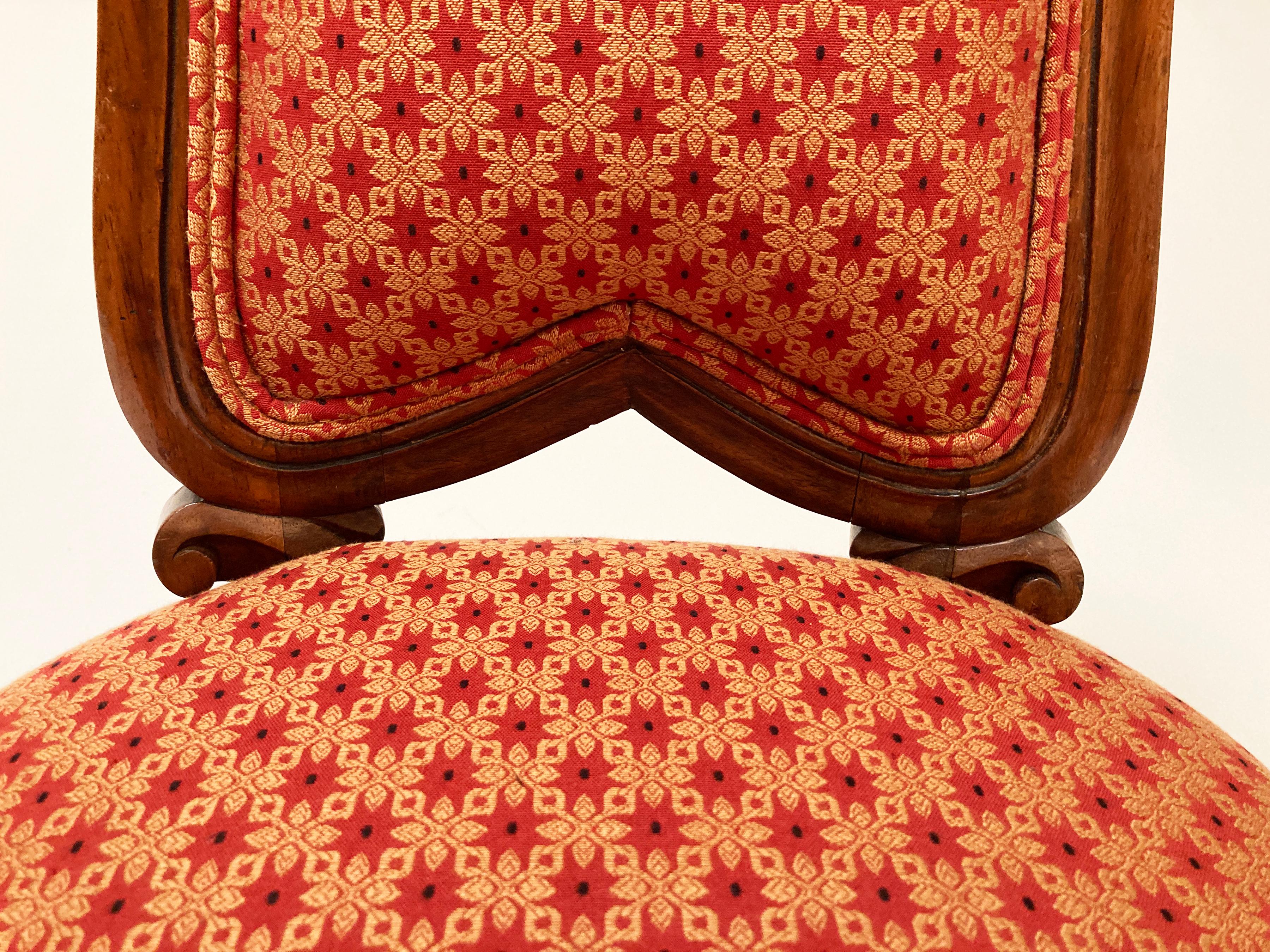 Paire de chaises victoriennes sculptées à la main en noyer du 19e siècle en vente 2