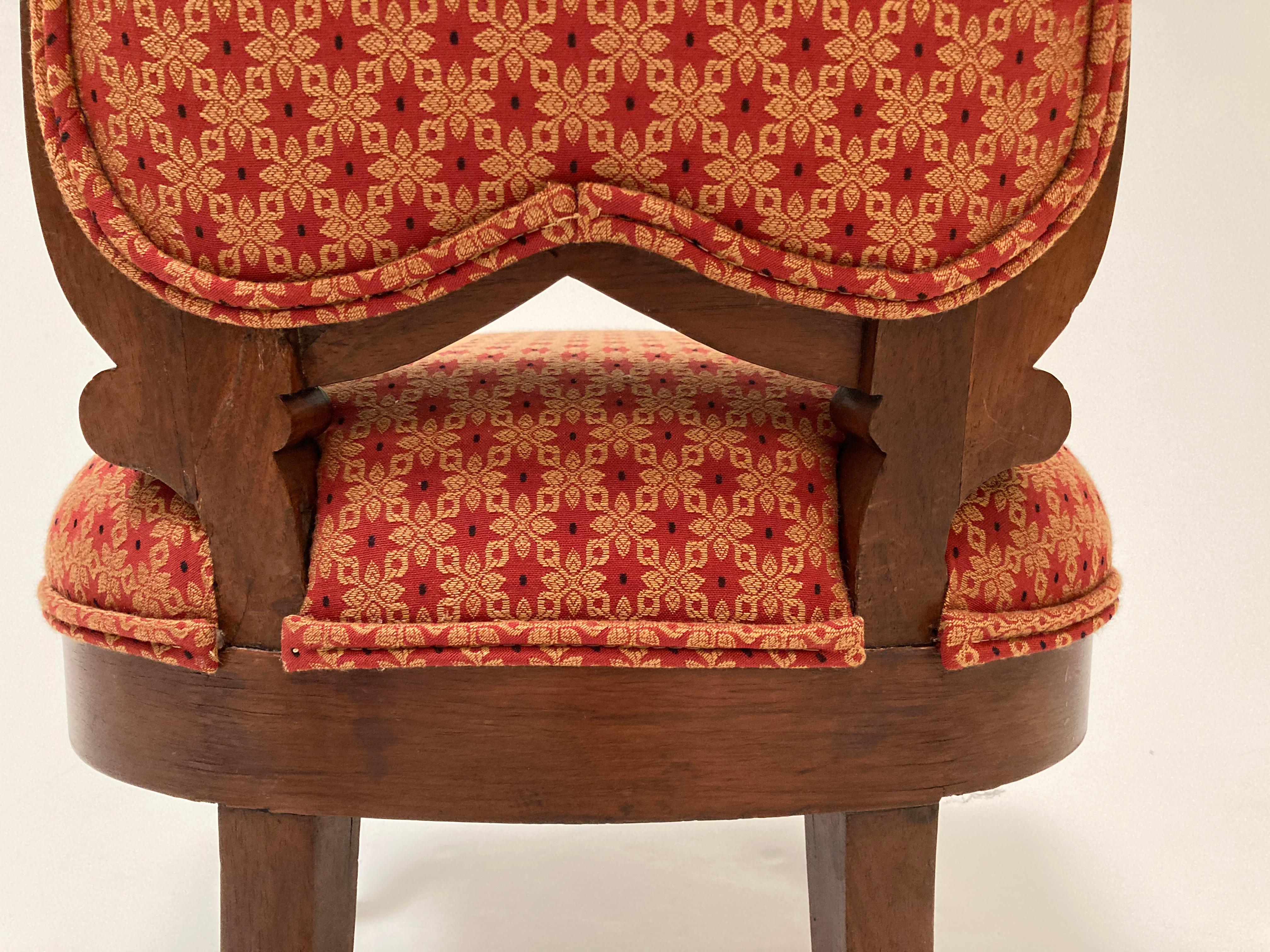 Viktorianische handgeschnitzte Nussbaumstühle des 19. Jahrhunderts - ein Paar im Angebot 3