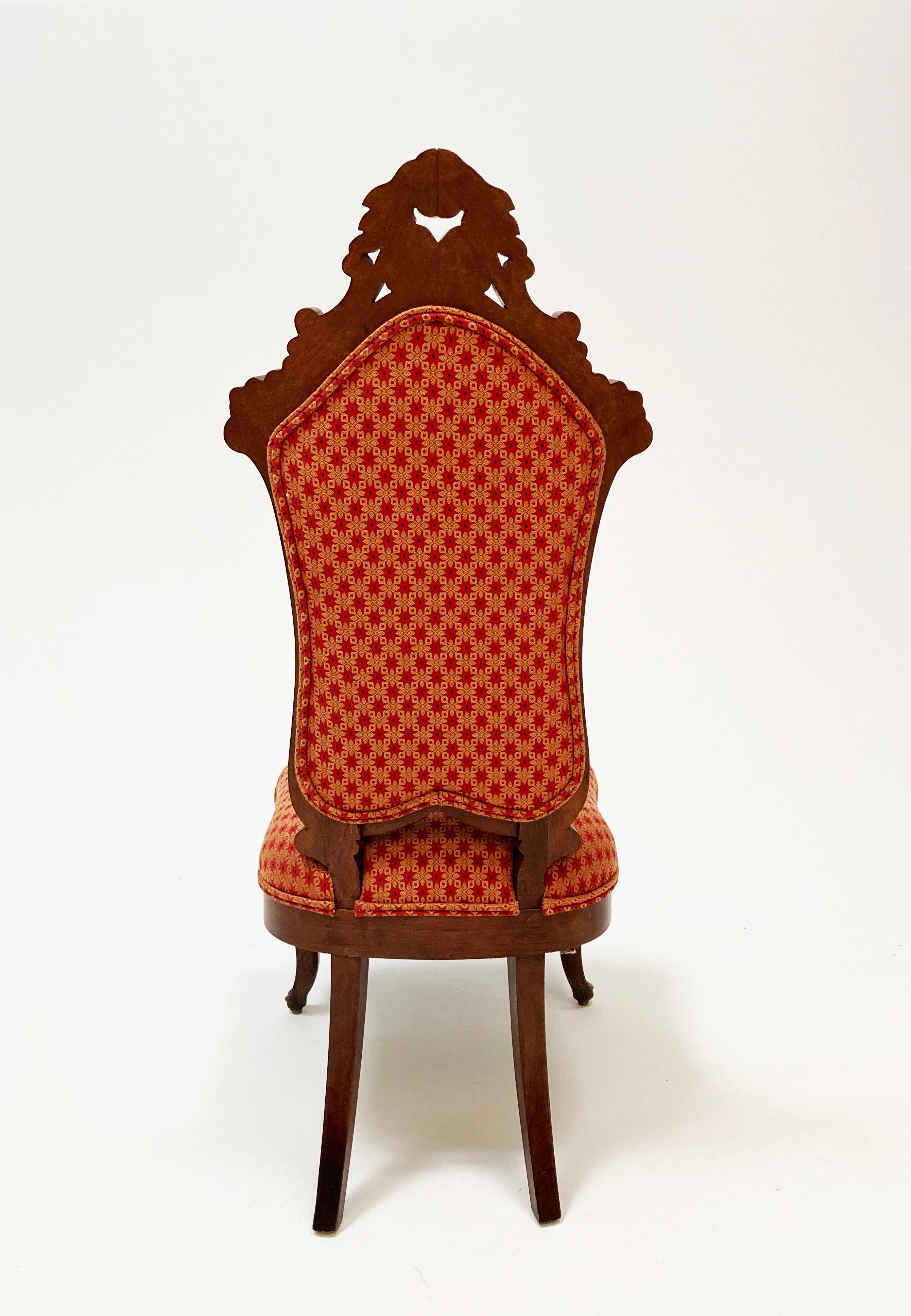 Viktorianische handgeschnitzte Nussbaumstühle des 19. Jahrhunderts - ein Paar (Frühviktorianisch) im Angebot