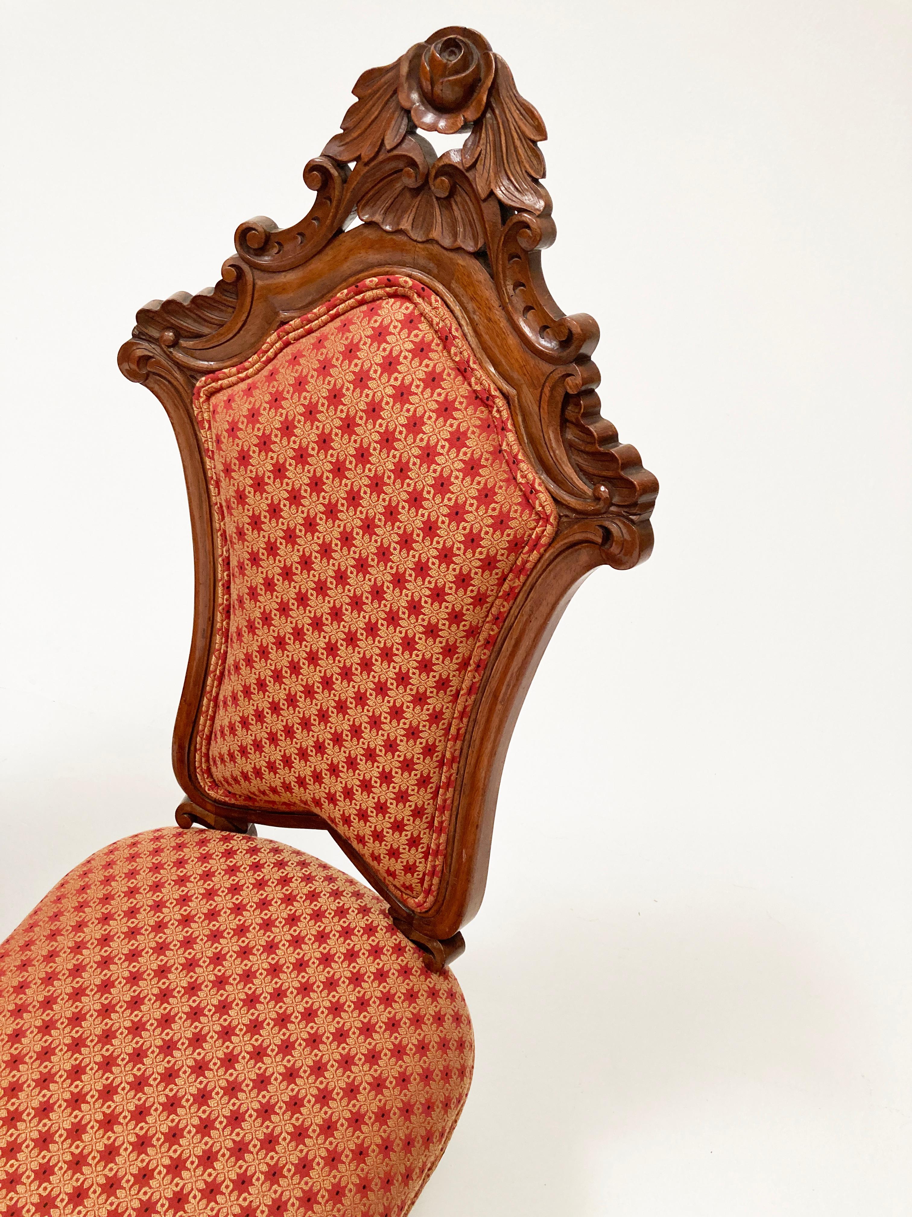 Inconnu Paire de chaises victoriennes sculptées à la main en noyer du 19e siècle en vente