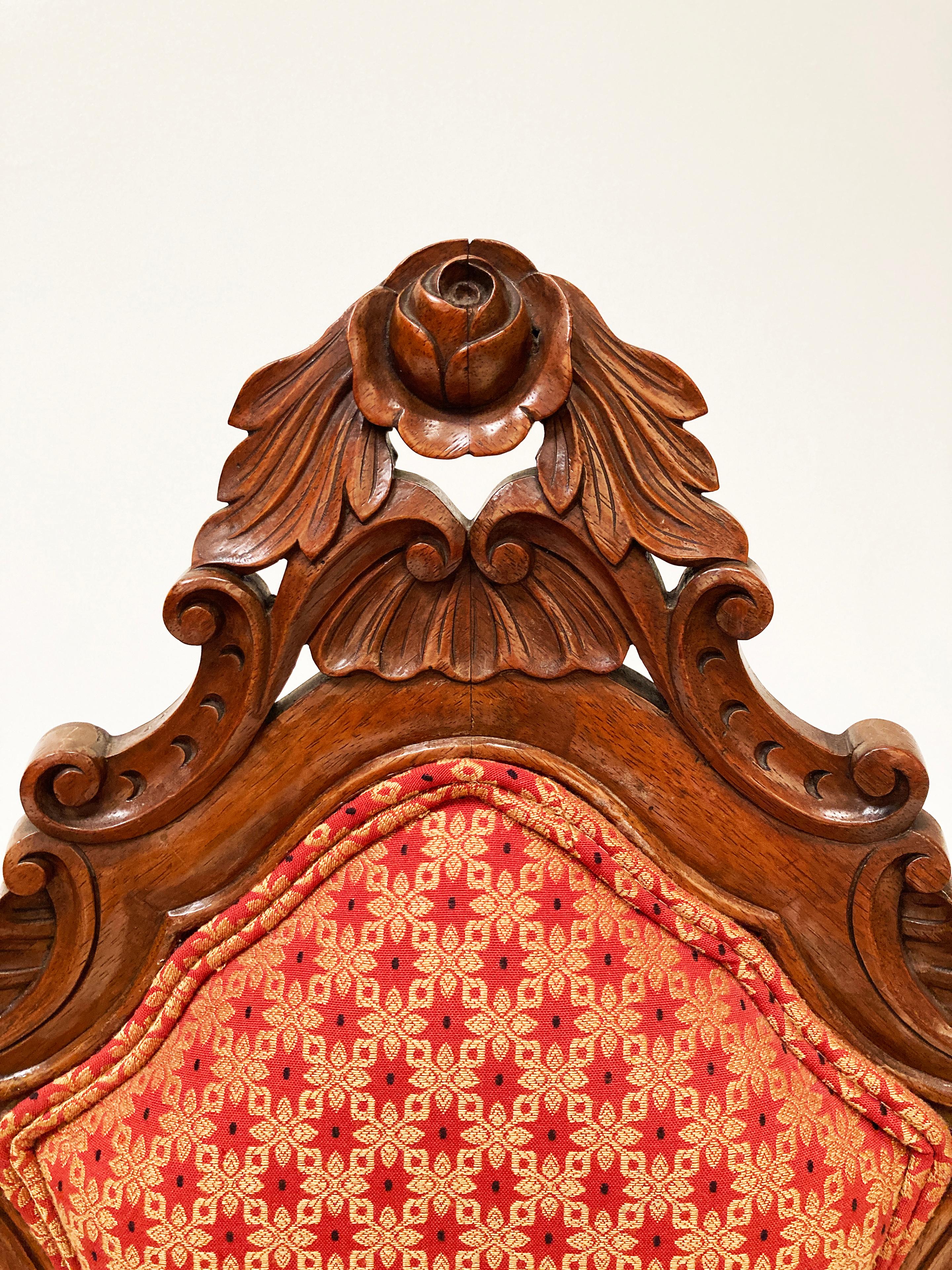 Paire de chaises victoriennes sculptées à la main en noyer du 19e siècle Bon état - En vente à Louisville, KY