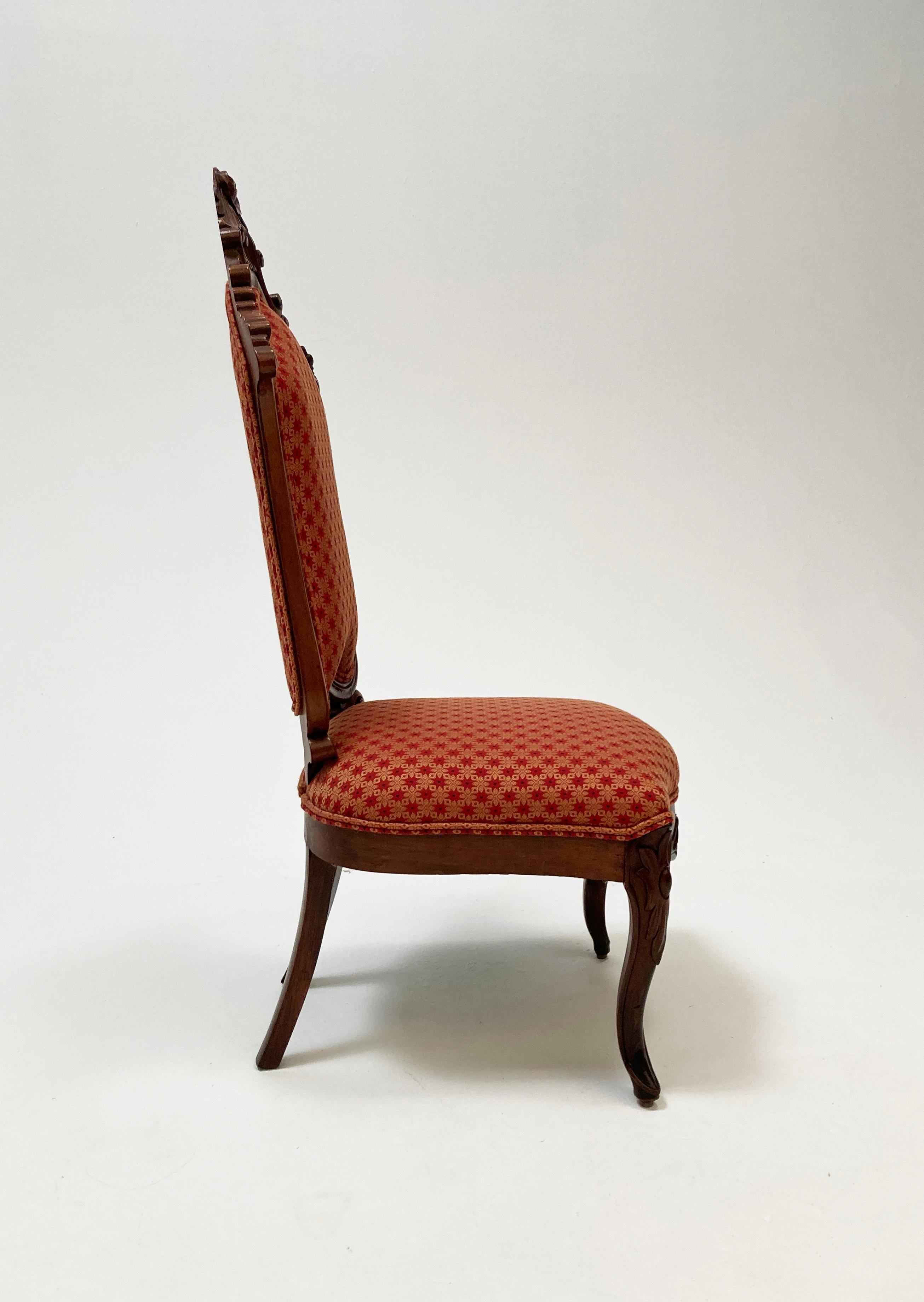 Viktorianische handgeschnitzte Nussbaumstühle des 19. Jahrhunderts - ein Paar (18. Jahrhundert) im Angebot