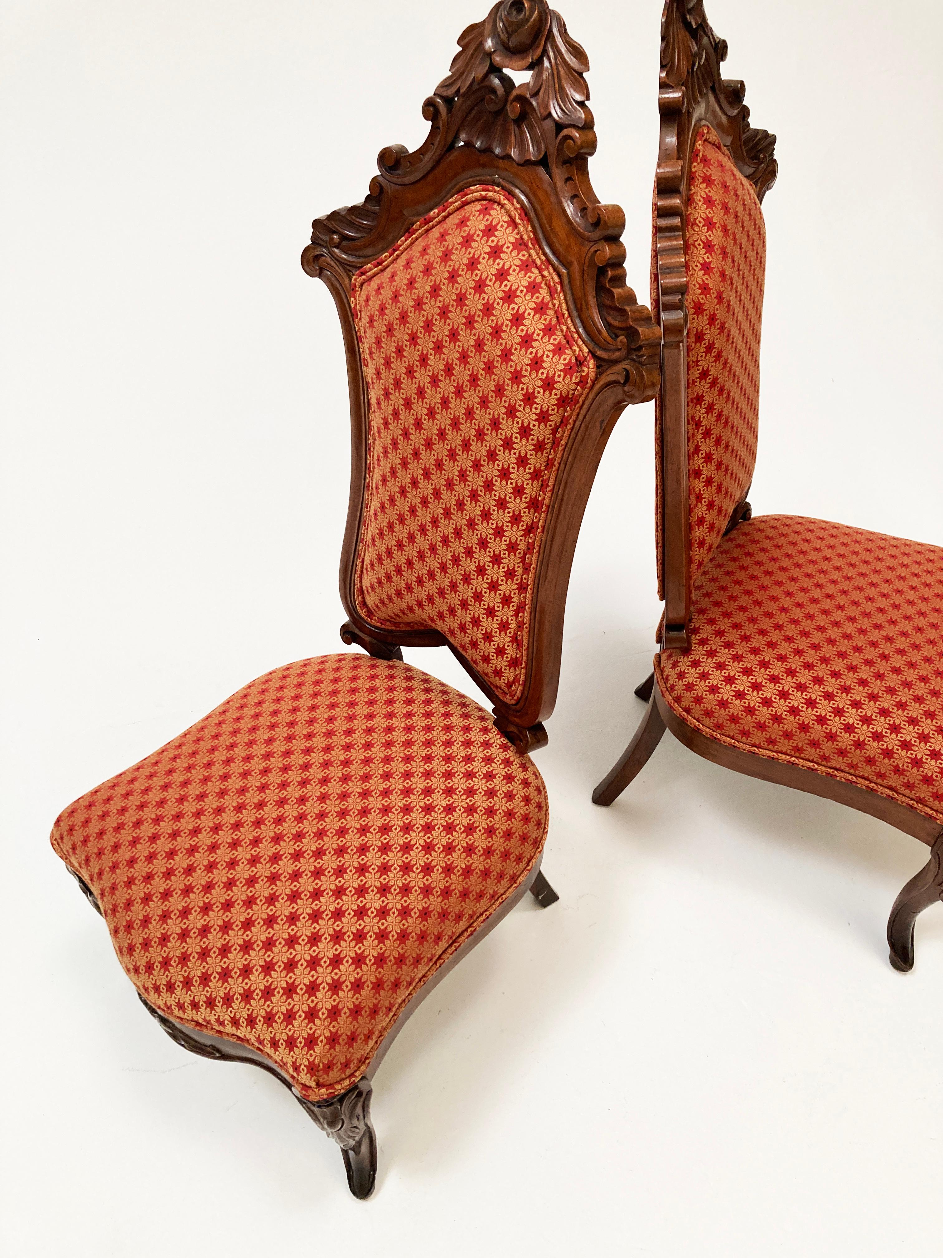 Viktorianische handgeschnitzte Nussbaumstühle des 19. Jahrhunderts - ein Paar (Polster) im Angebot