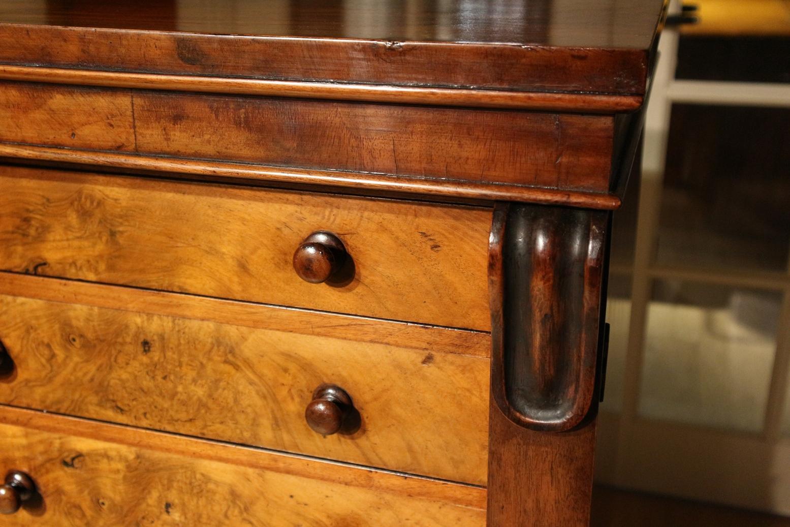 Beautiful wellington chest of drawers in walnut with 7 drawers increasing in depth. In good and completely original condition. Beautiful patina.
Origin: England
Period: Approx. 1840
Size: W. 59cm, D. 37cm, H. 125cm.