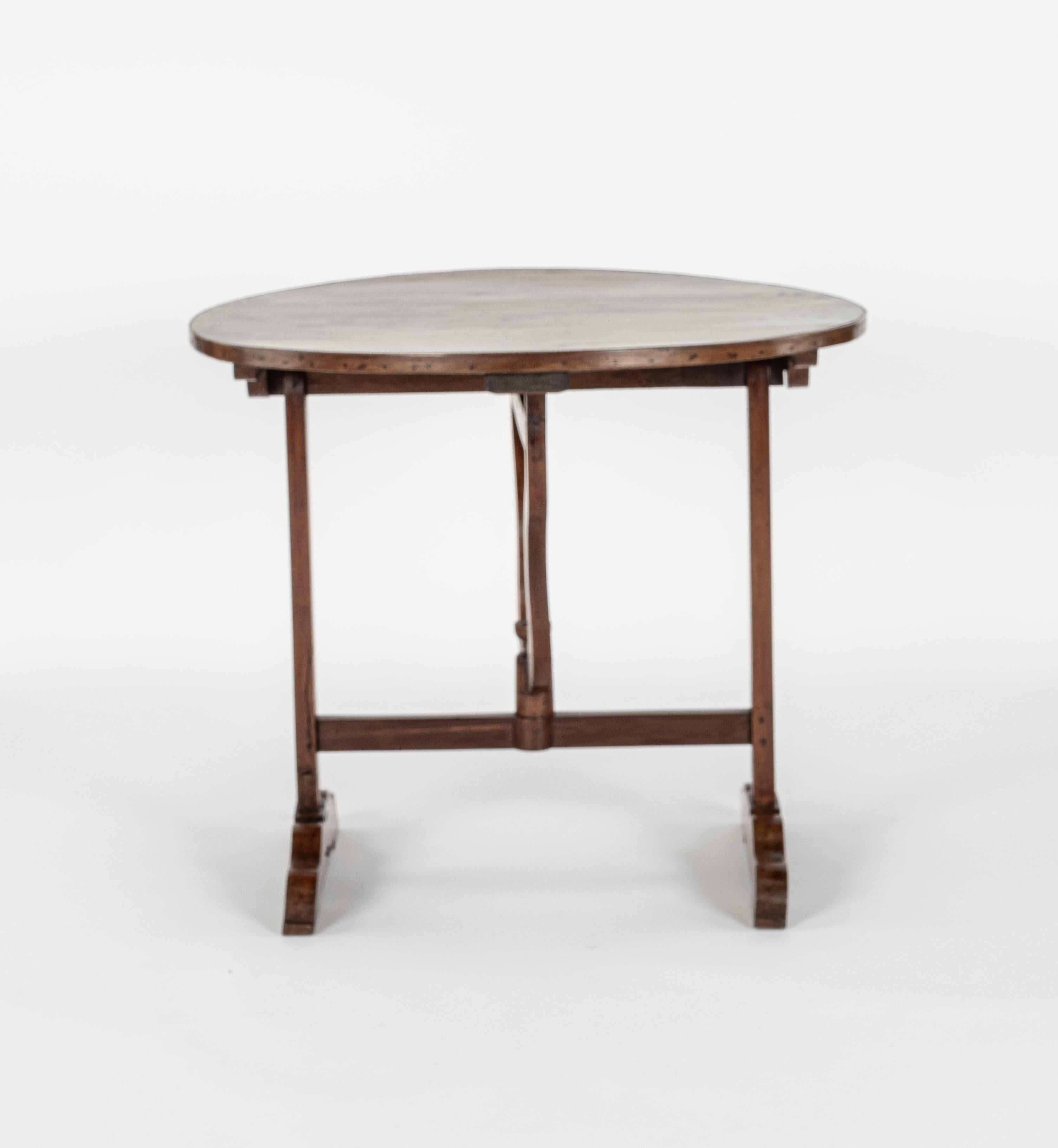 Table de vendange pliante en noyer. France, vers 1870.    Dimensions : H : 28