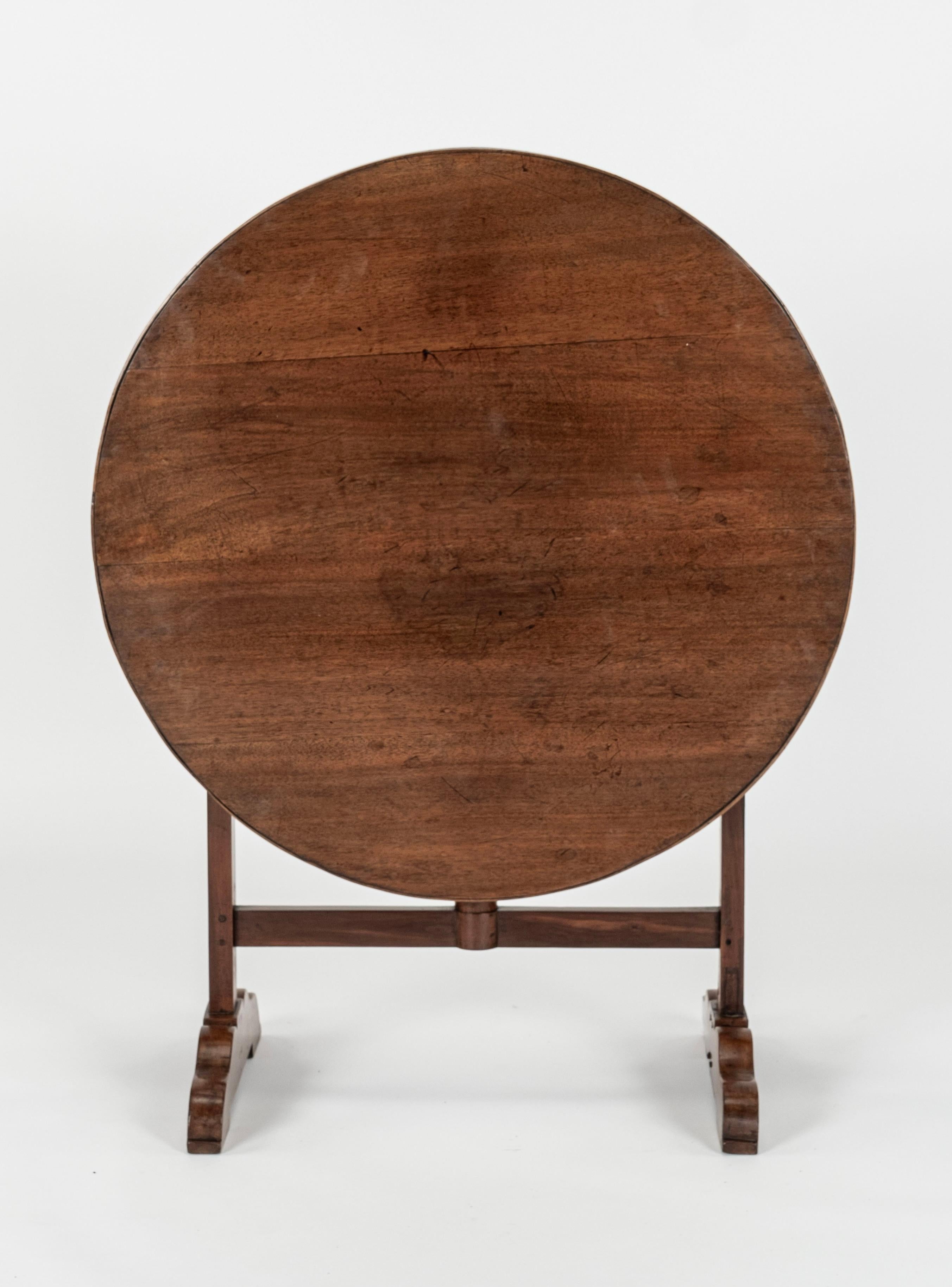 XIXe siècle Table à vin en noyer du 19e siècle en vente