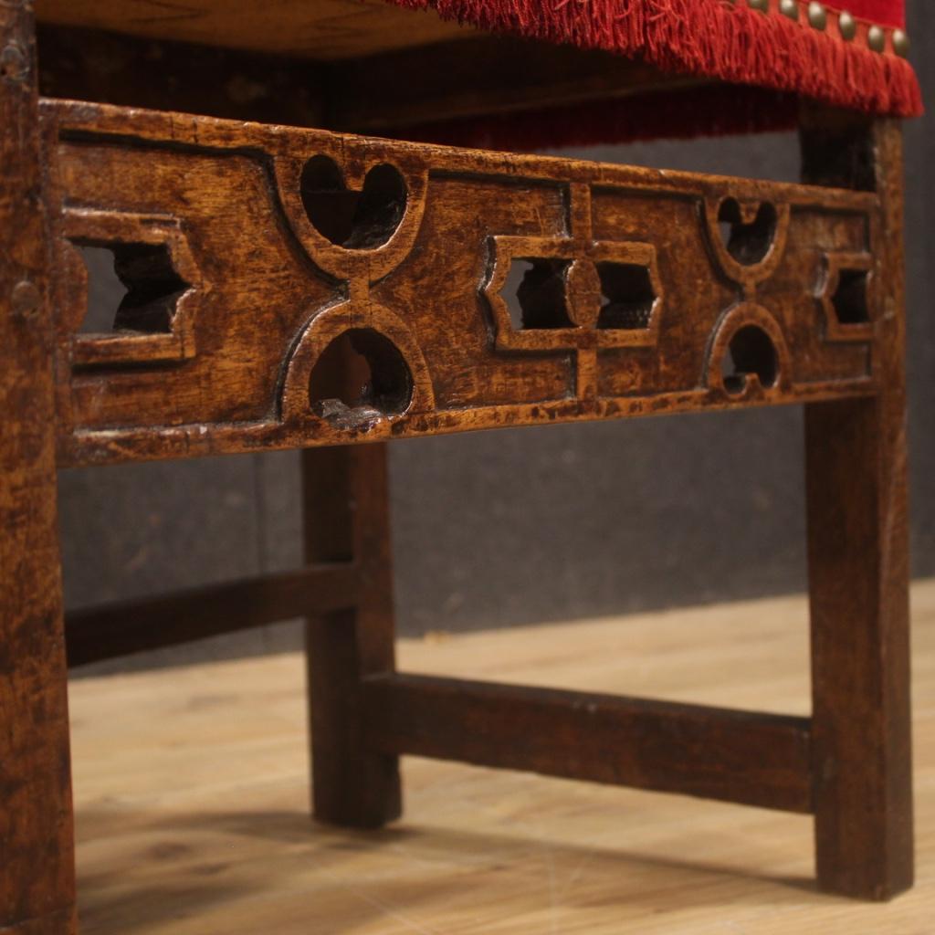 Fauteuil italien ancien du 19ème siècle en bois de noyer et tissu rouge, 1830 en vente 3