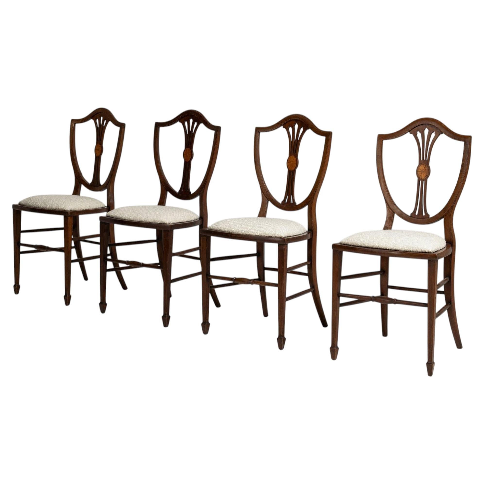 Set di quattro sedie da pranzo Hepplewhite in legno di noce del XIX secolo in vendita