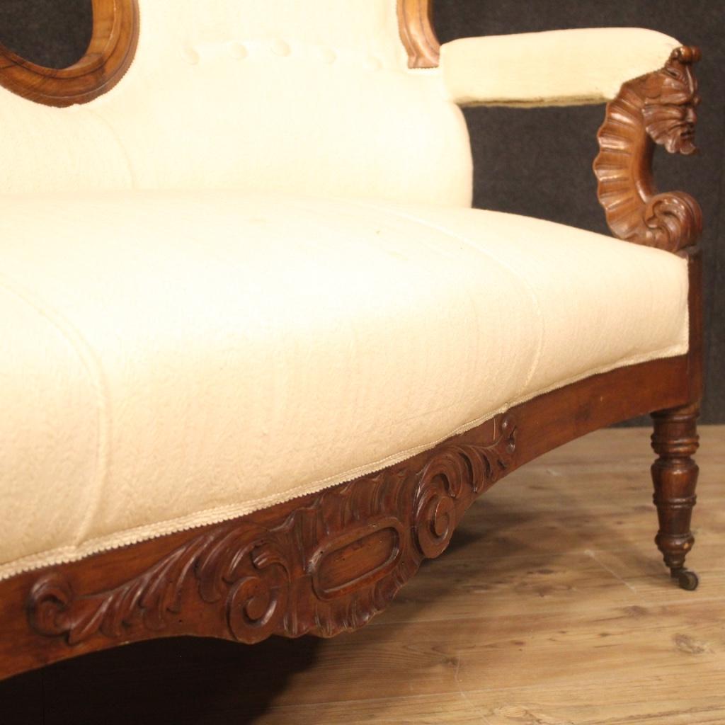 Italienische Sofakommode aus Nussbaumholz und weißem Stoff aus dem 19. Jahrhundert, 1880 im Angebot 2