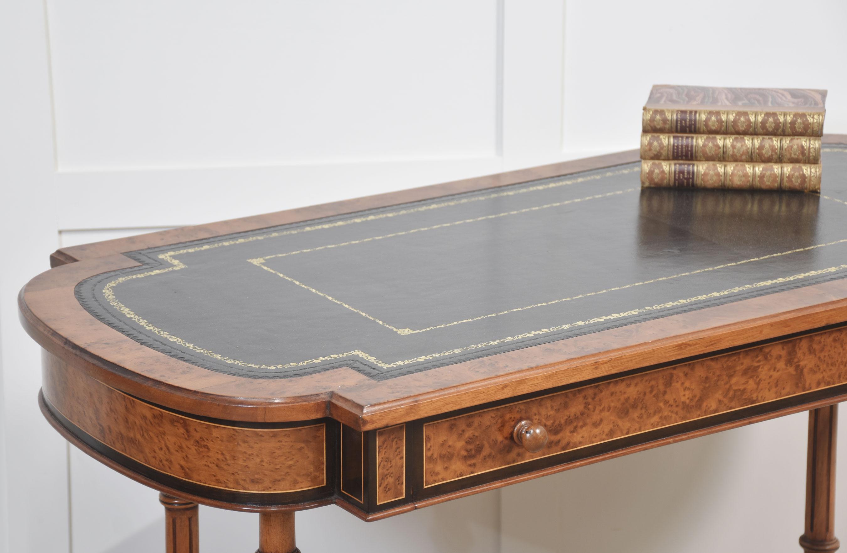 Table à écrire en noyer du 19e siècle en vente 4