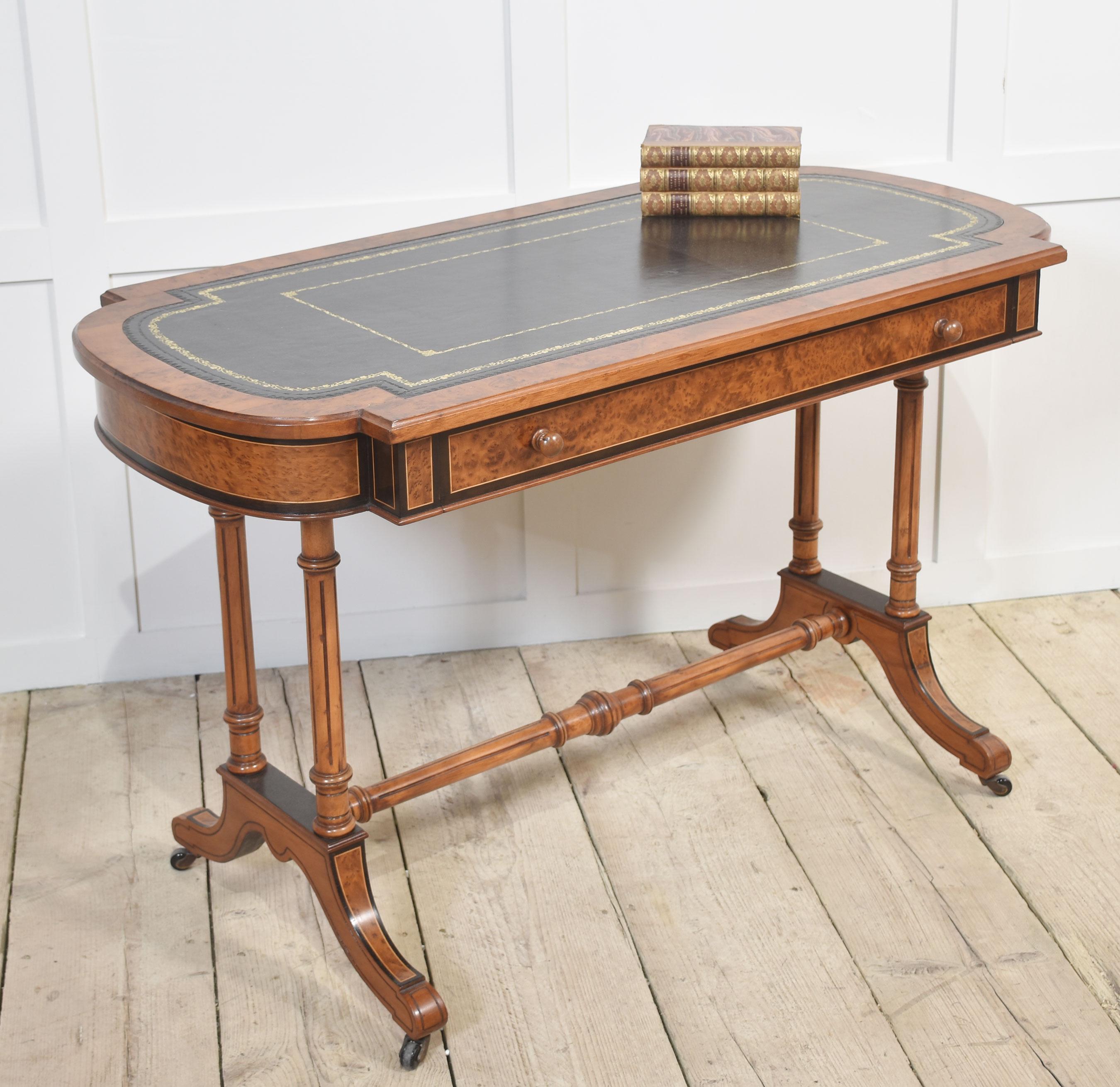 Table à écrire en noyer du 19e siècle en vente 5