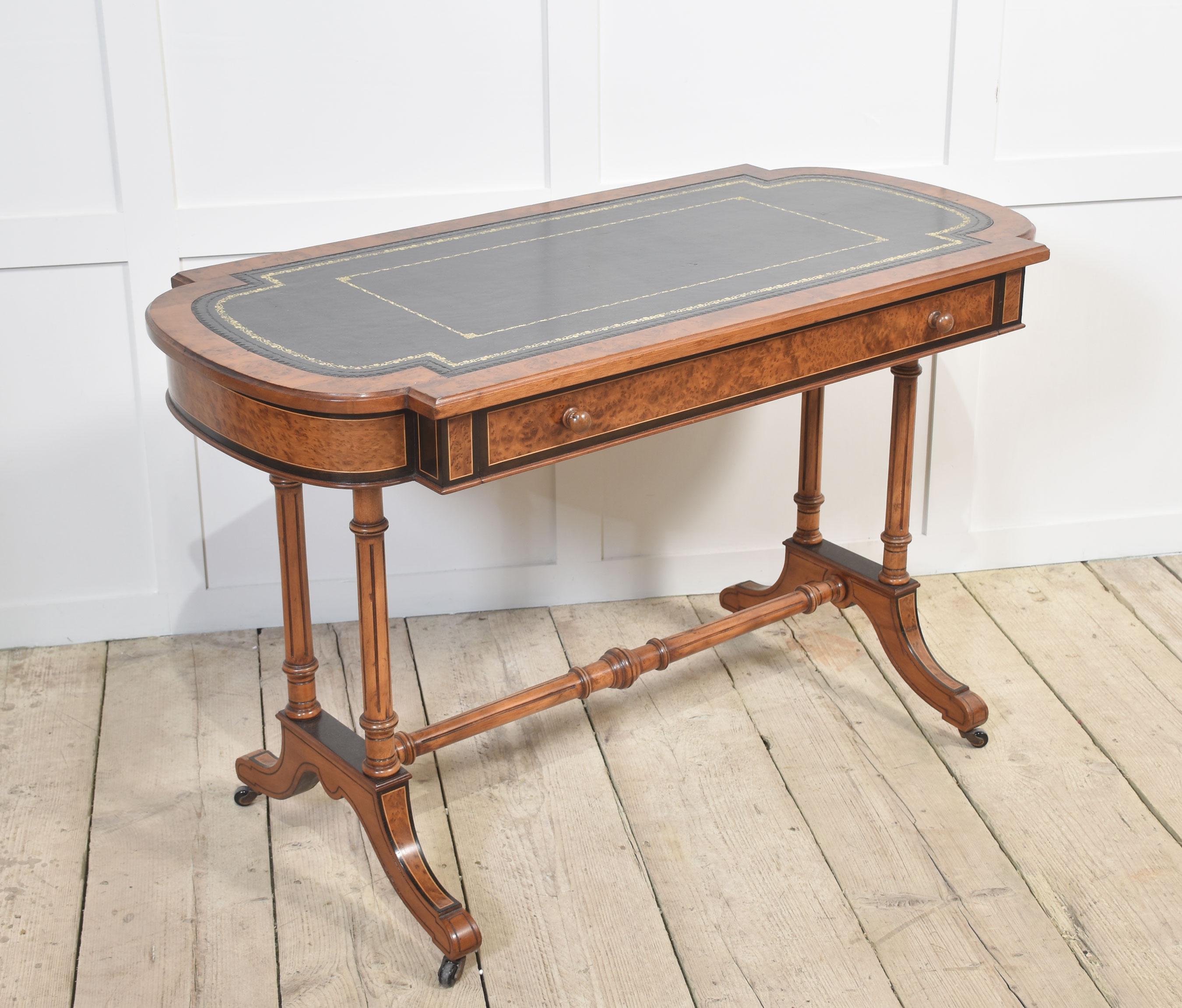 Table à écrire en noyer du 19e siècle en vente 6