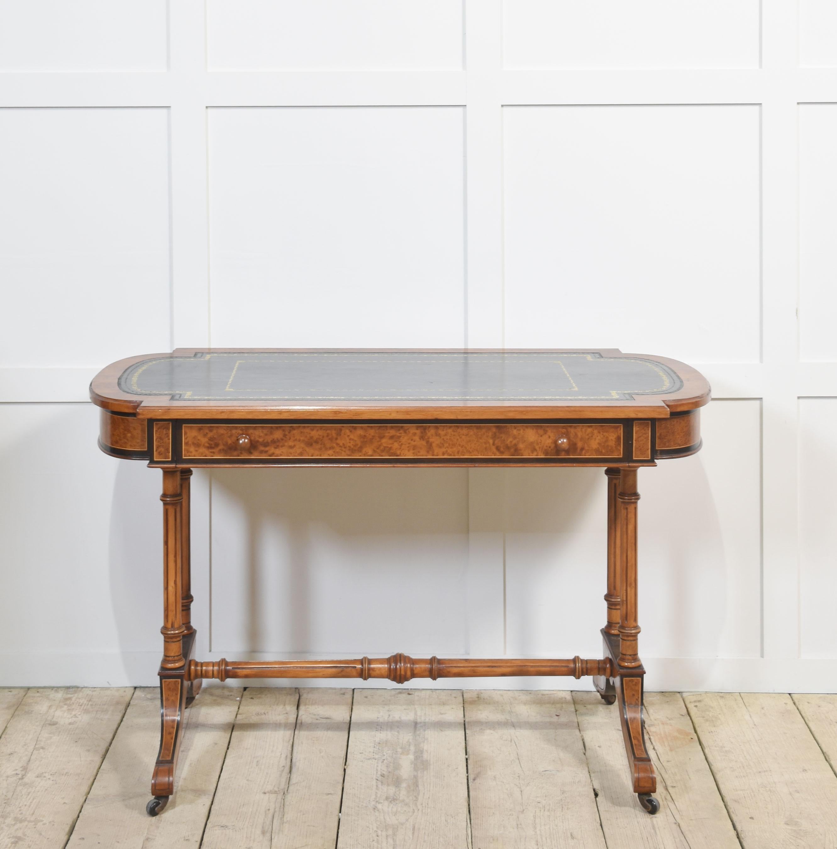 Table à écrire en noyer du 19e siècle en vente 7