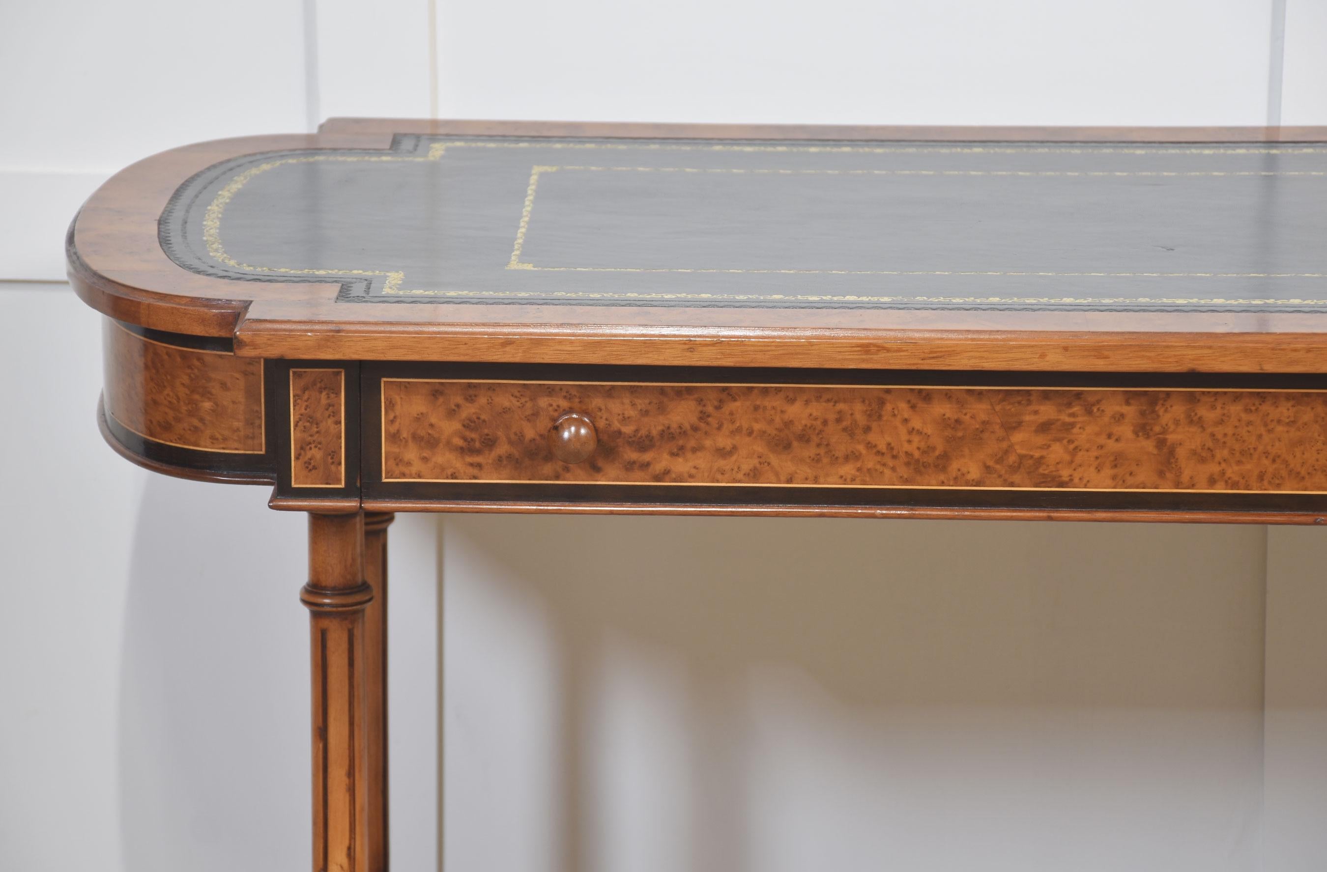 Table à écrire en noyer du 19e siècle en vente 8