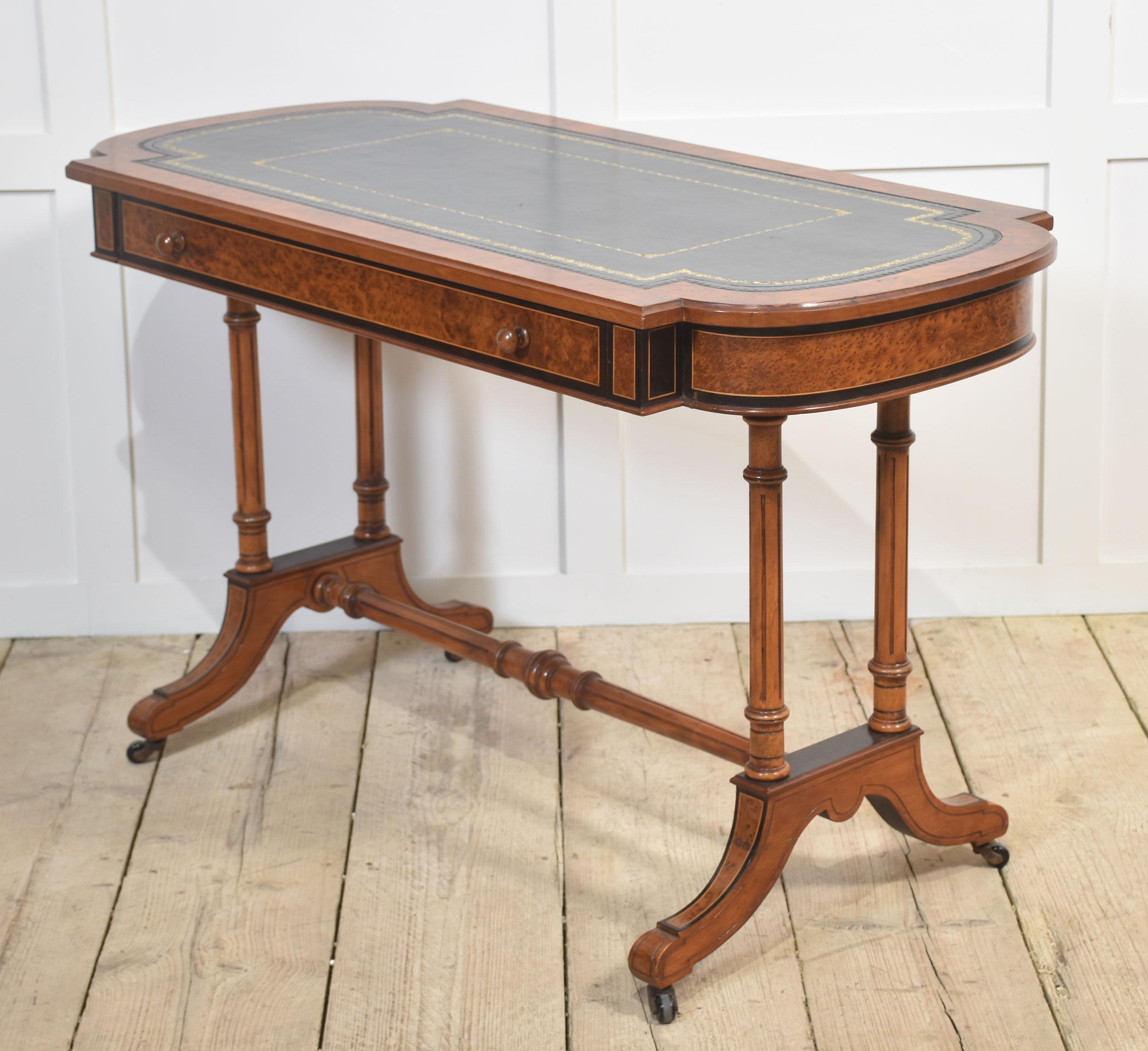 Britannique Table à écrire en noyer du 19e siècle en vente
